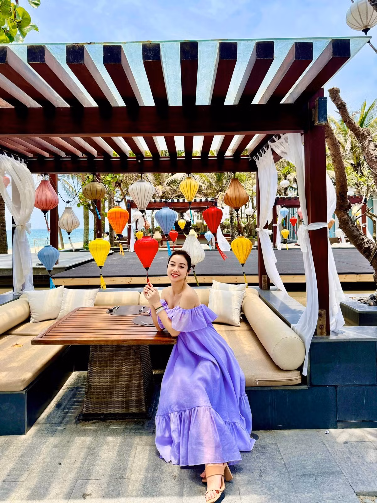 Hoa hậu Jennifer Phạm khoe vẻ gợi cảm với váy trễ vai khi đi nghỉ dưỡng cùng gia đình tại Đà Nẵng - Hội An. Ảnh: FB Jennifer Pham