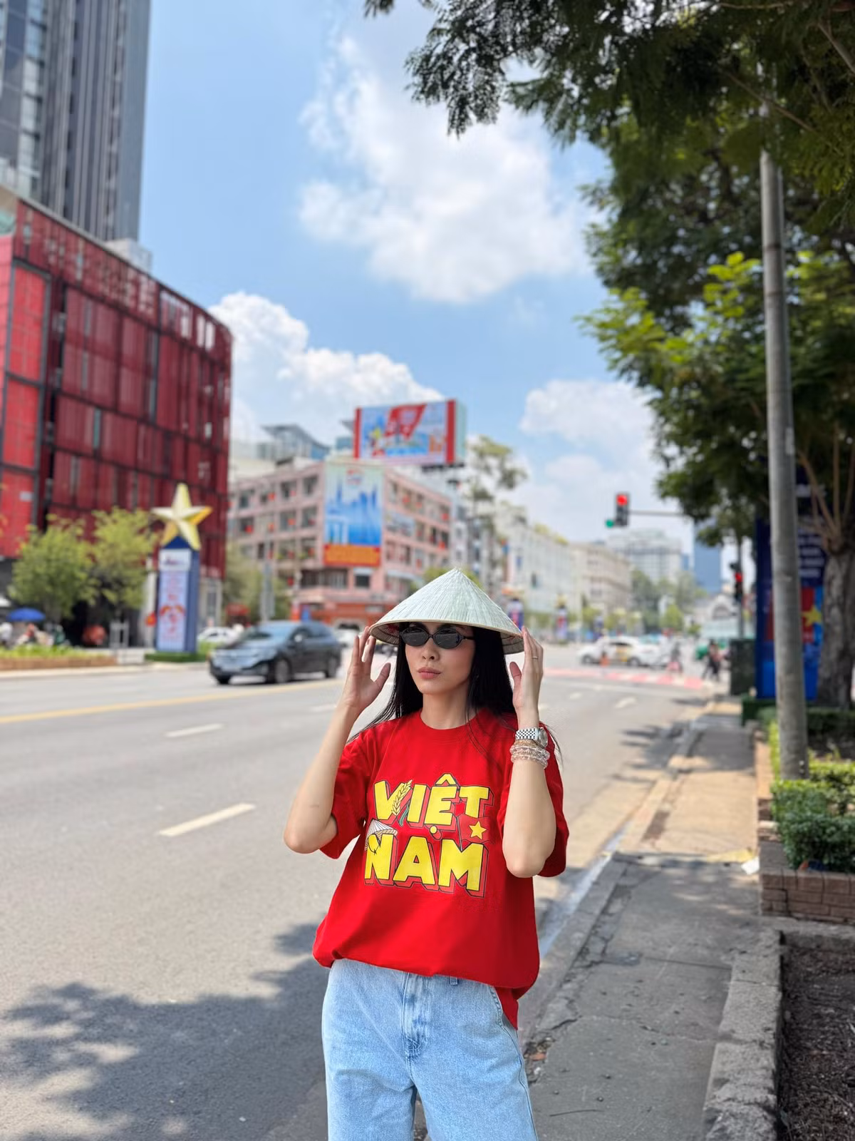 Tăng Thanh Hà diện áo đỏ ghi dòng chữ Việt Nam, người đẹp còn đội nón lá tạo dáng chụp ảnh. Ảnh: FB Tang Thanh Ha