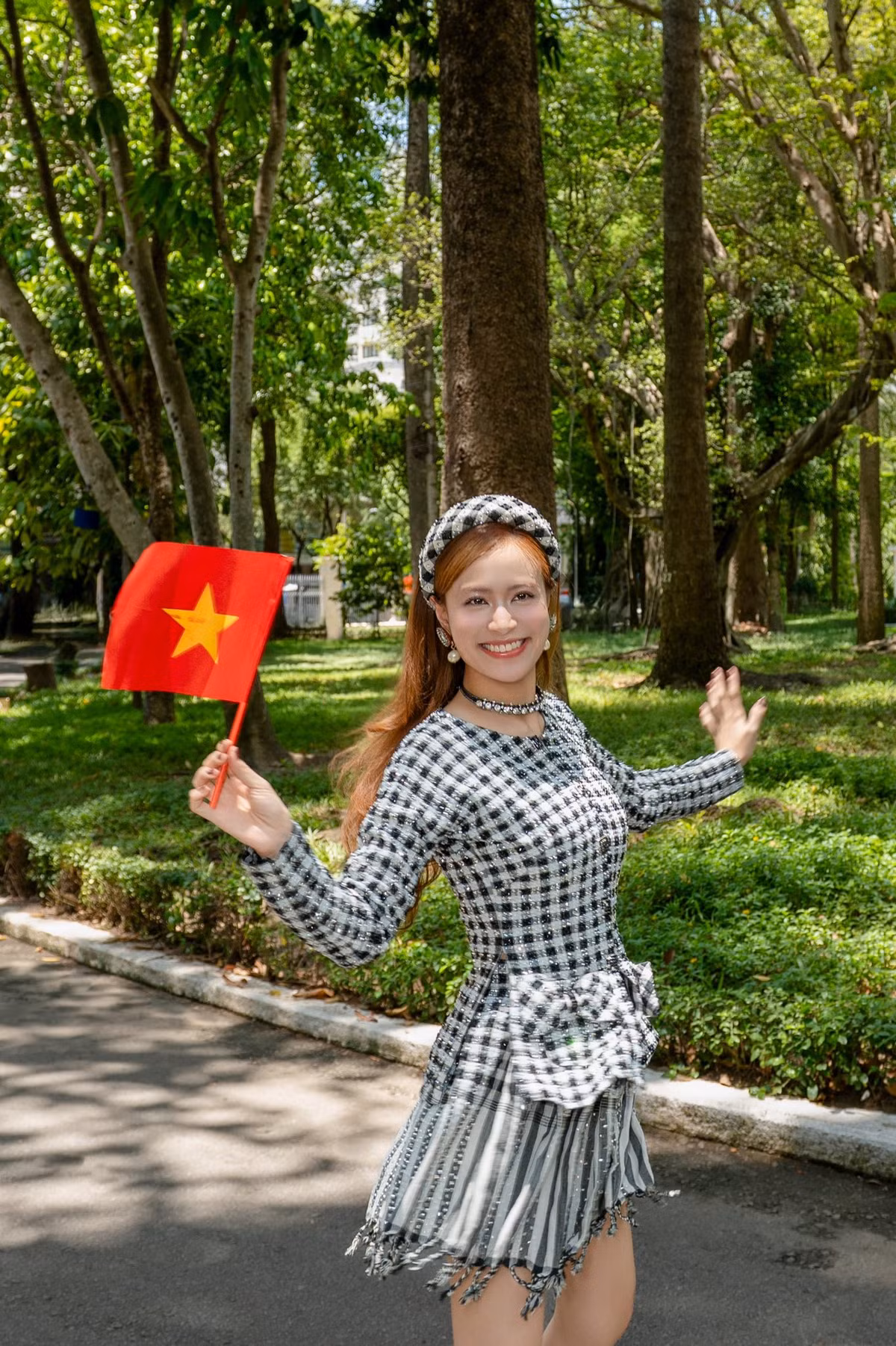  Tin tức sao Việt 29/4: Hoàng Thùy Linh tạo dáng vui tươi với bộ trang phục được biến tấu từ khăn rằn. Ảnh: FB Hoàng Thùy Linh