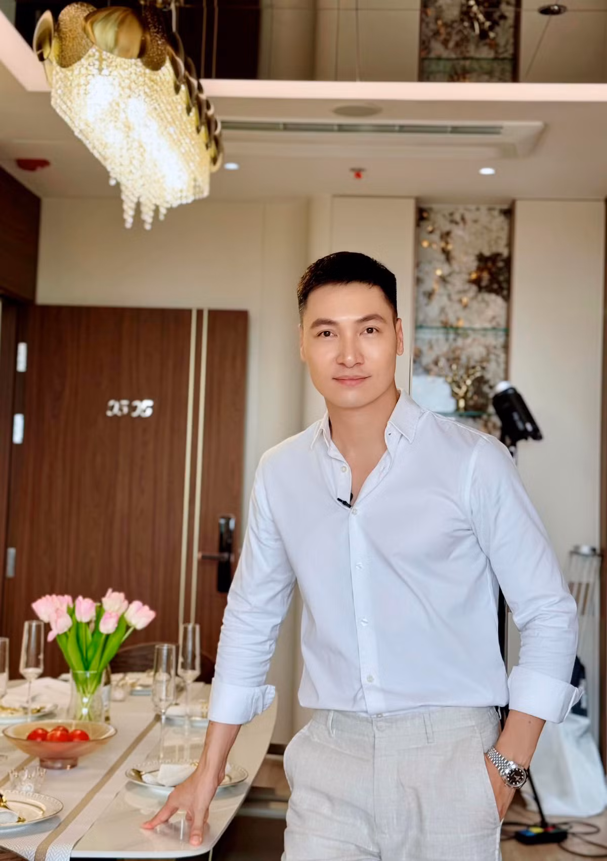 Diễn viên Mạnh Trường hỏi: "Ăn uống gì chưa người đẹp, để anh nấu cho". Ảnh: FB Nguyen Manh Truong