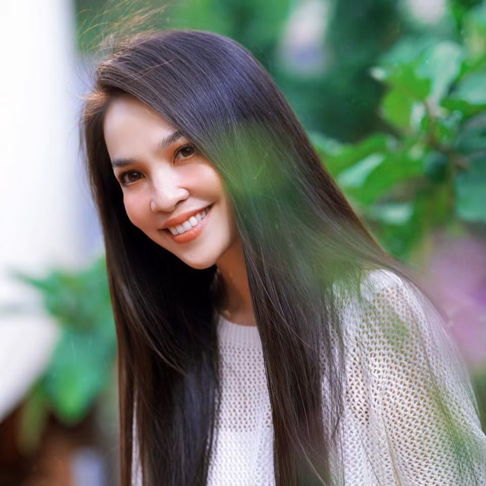 So với hiện tại, nhan sắc của cô không có nhiều thay đổi, chỉ có thêm phần mặn mà, quyến rũ theo thời gian. Ảnh: FB Hien Thuc
