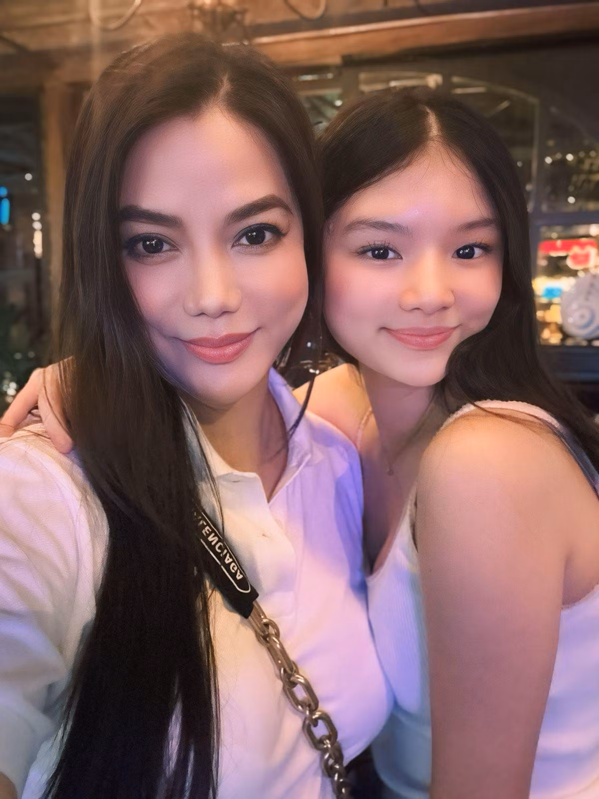 Trương Ngọc Ánh tận hưởng buổi tối cuối tuần thư thái cùng con gái Bảo Tiên. Ảnh: FB Trương Ngọc Ánh