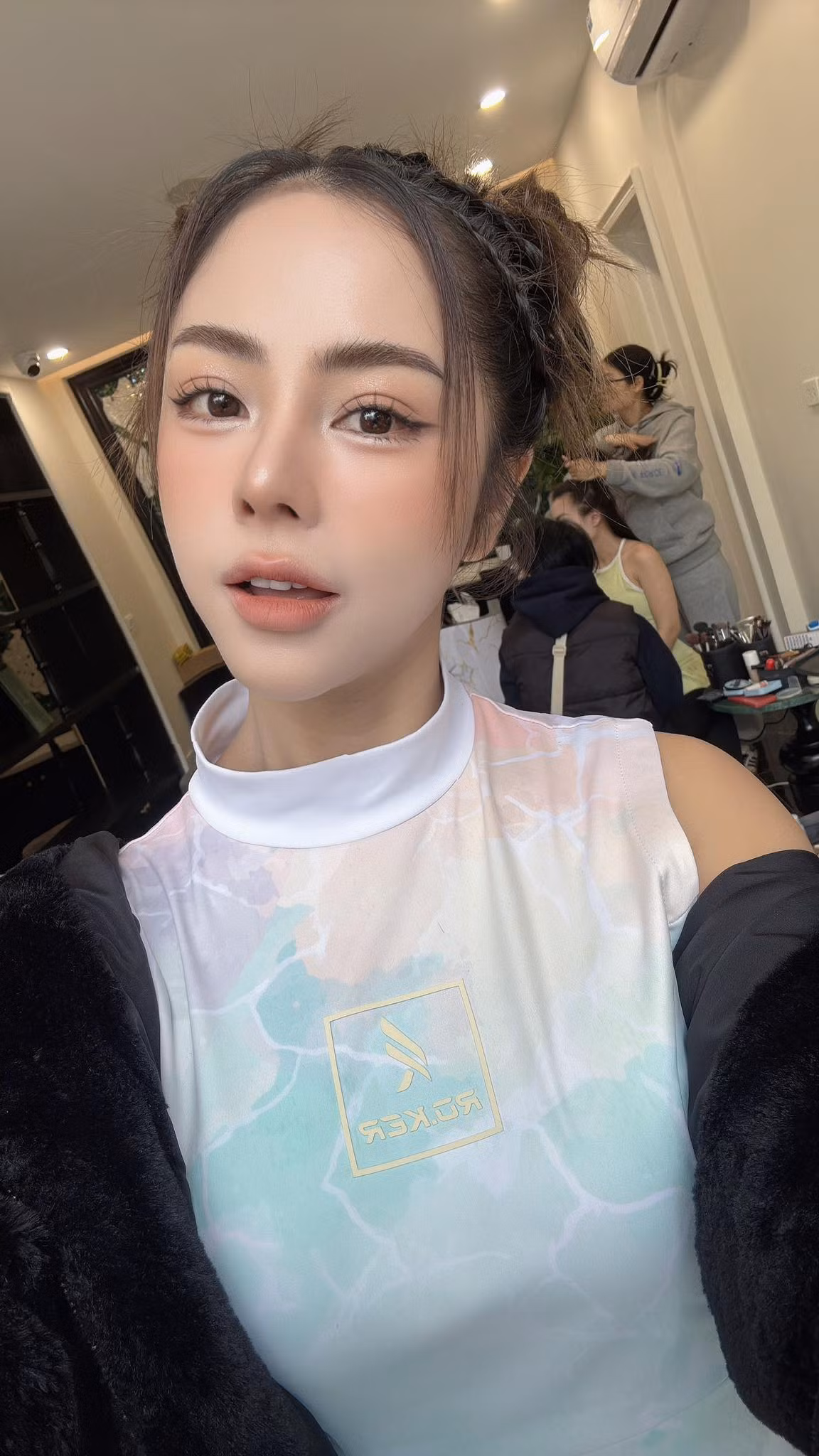 Bạch Lan Phương - vợ Huỳnh Anh chú thích: "Gia chủ đang ở độ tuổi nhạy cảm, ai bảo trẻ thì không tin mà ai chê già lại tự ái. Vậy nên cứ kệ đi, không cần phải nói nhiều đâu'.