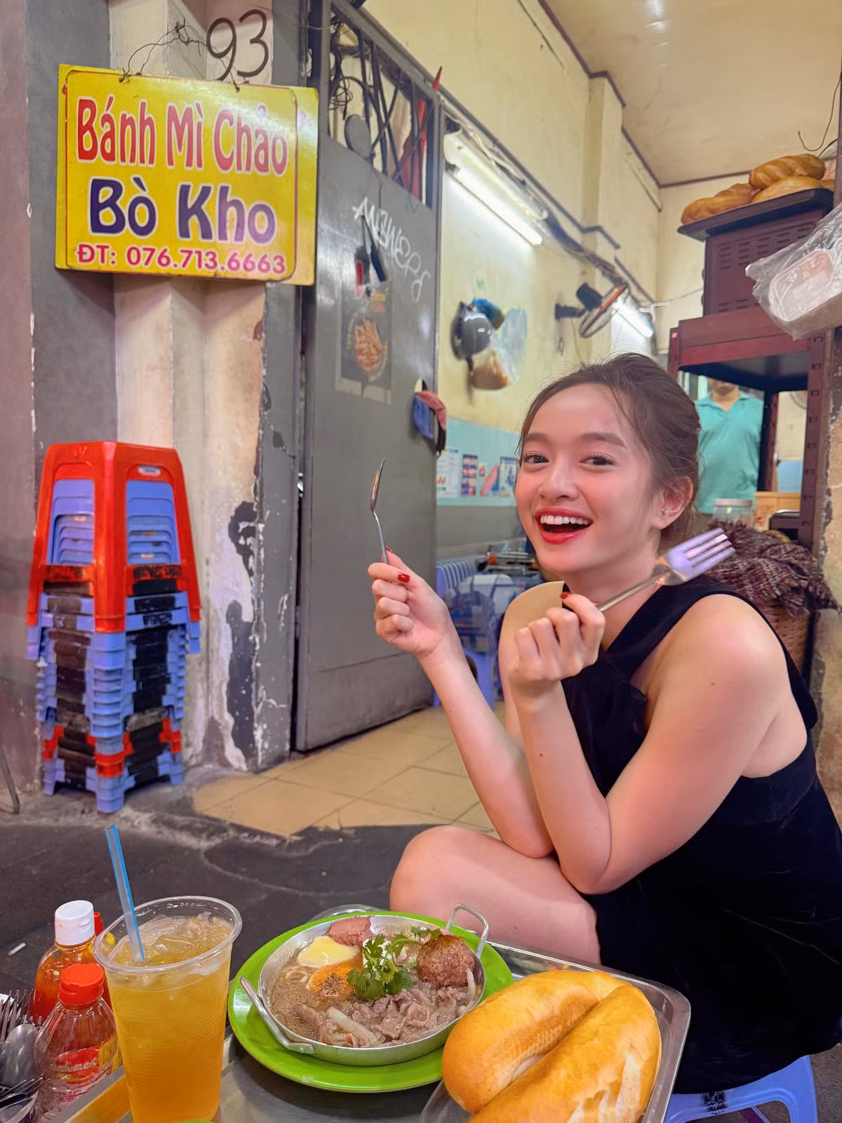 Diễn viên Kaity Nguyễn háo hức thưởng thức món bánh mì chảo. Ảnh: FB Kaity Nguyen