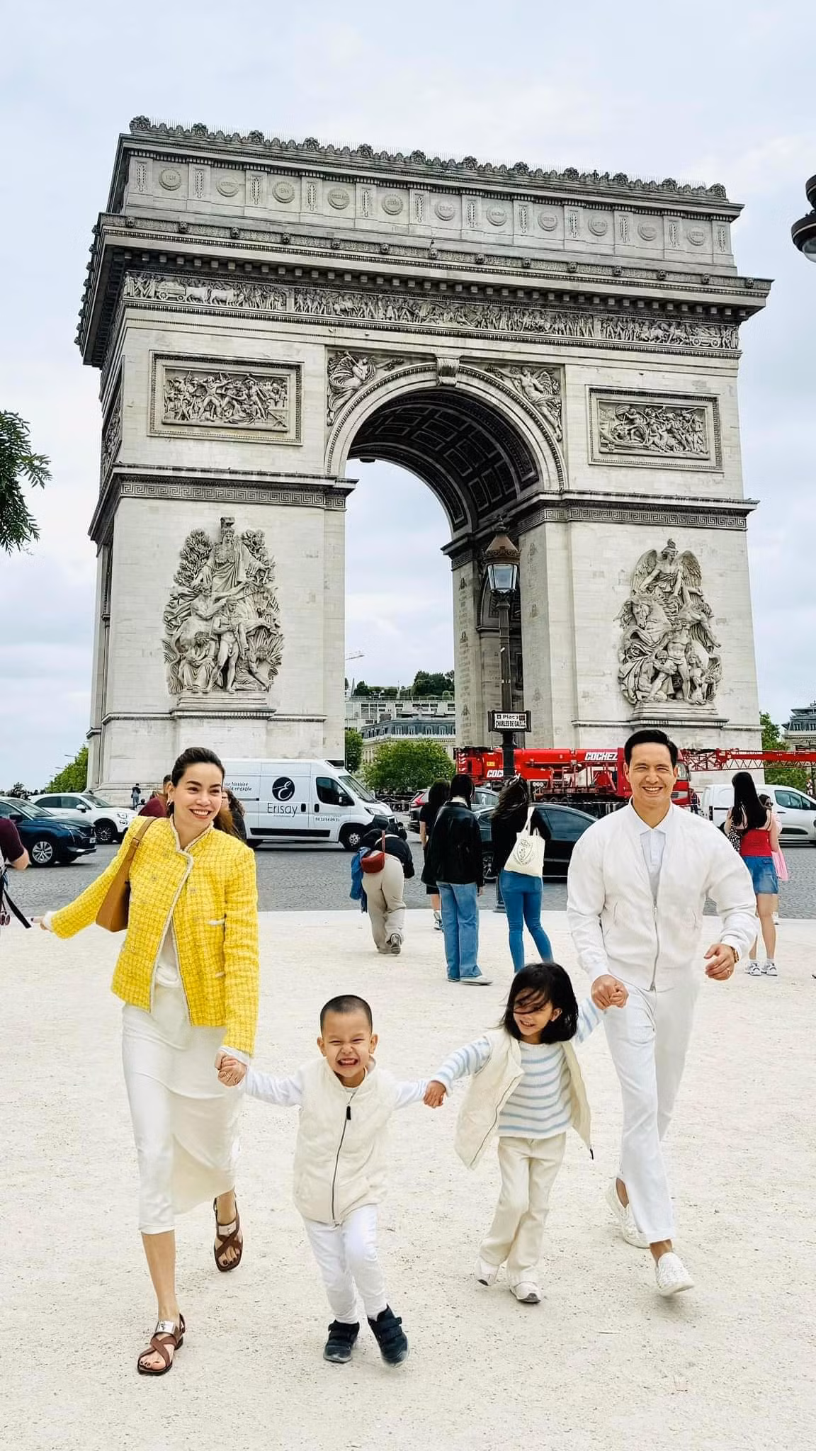 “Trước đây, khi mà Hà hai mấy tuổi, Hà nghĩ mình yêu ai đấy, mình sẽ sinh con cho người ấy, nhưng Hà khuyên các cô gái, suy nghĩ ấy là hoàn toàn sai. Mình phải sinh con cho một người mình cảm thấy người đấy xứng đáng làm cha, chứ không phải làm người yêu của mình", Hồ Ngọc Hà nói. Ảnh: FB Ho Ngoc Ha