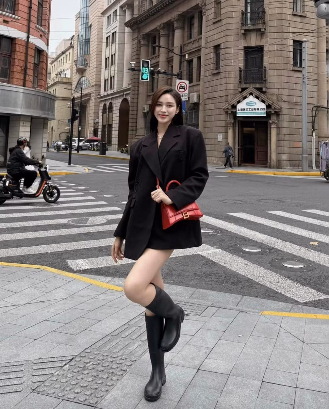 Đỗ Thị Hà từng diện trang phục gồm áo blazer giấu quần phối cùng boots, tôn đôi chân thon dài trong chuyến du lịch Trung Quốc qua Hàng Châu, Thượng Hải. Ảnh: FB Đỗ Thị Hà