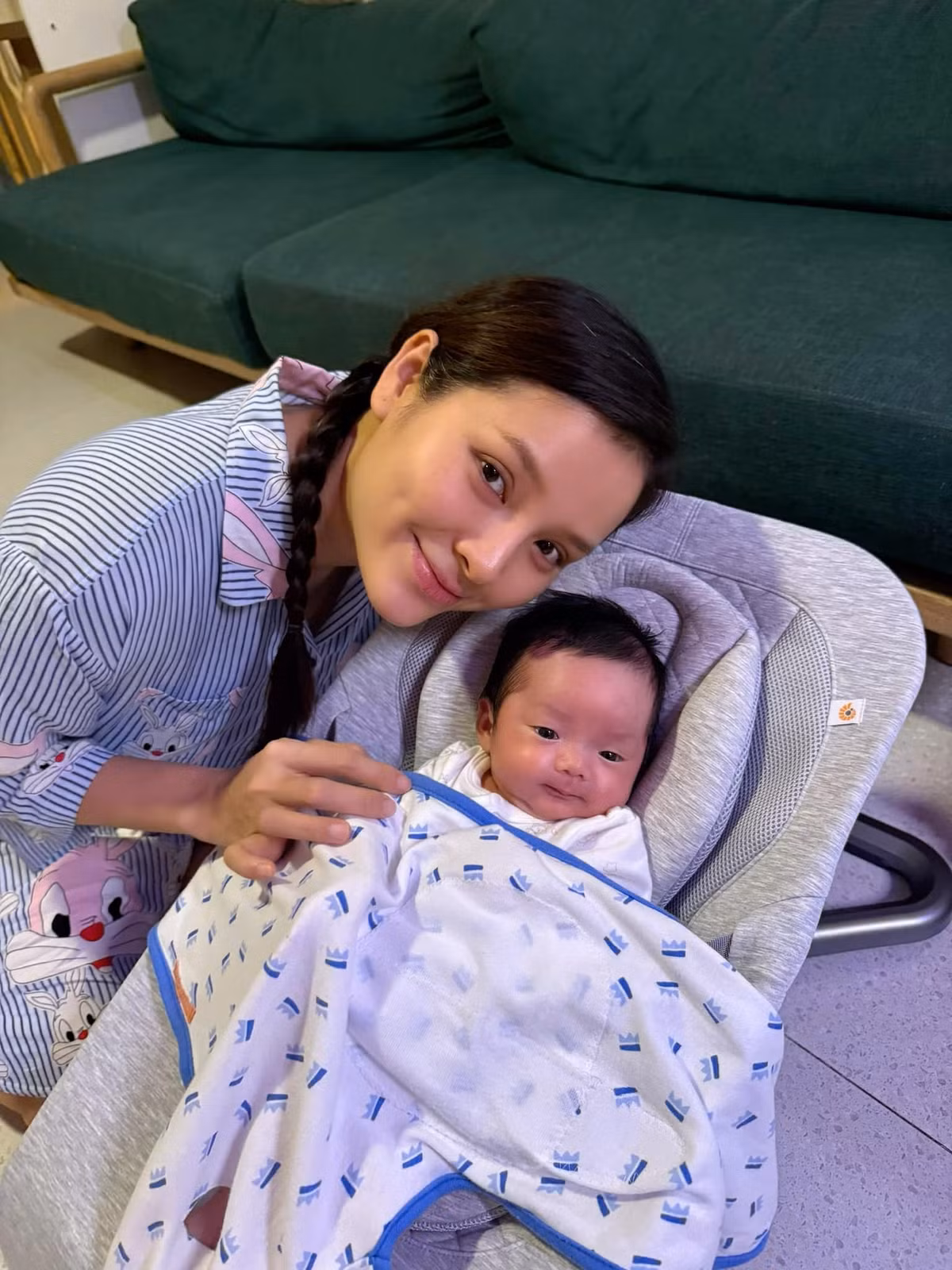Phương Trinh Jolie chụp ảnh cùng con thứ 3 mới sinh. Ảnh: FB Phương Trinh Jolie