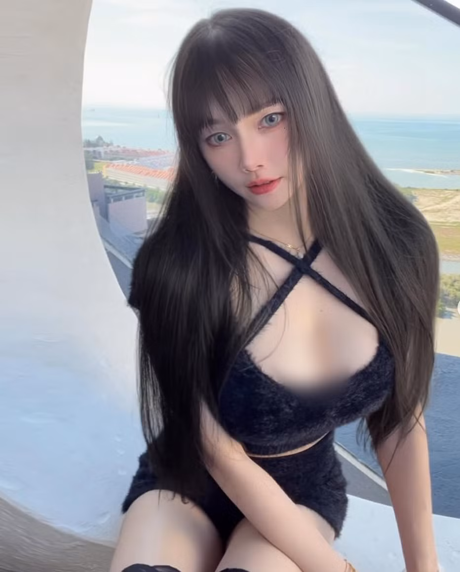 Cô thường xuyên đăng tải những bức ảnh diện bikini, nội y hoặc các bộ cánh cắt xẻ táo bạo, đặc biệt là những trang phục khoe trọn vòng một gợi cảm.