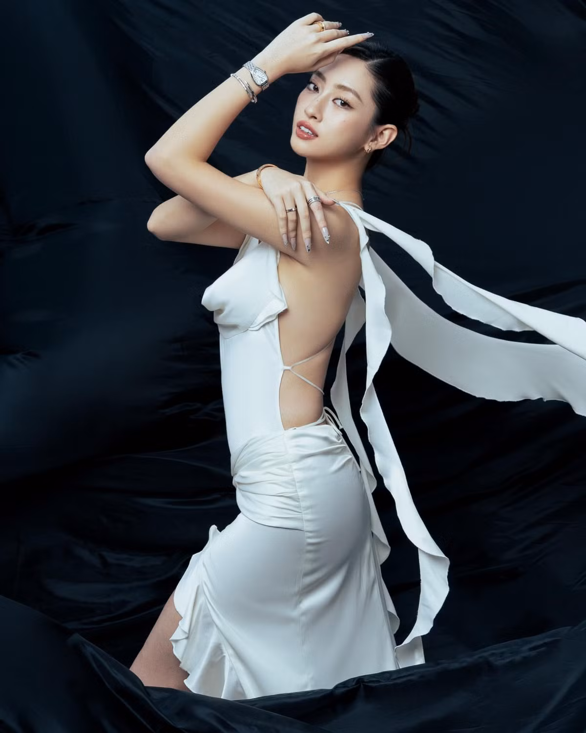 Từ những bộ váy dạ hội lộng lẫy trên thảm đỏ đến những set đồ đơn giản, năng động trong cuộc sống thường ngày, Lương Thùy Linh đều thể hiện được sự tinh tế và sành điệu. Ảnh: FB Lương Thuỳ Linh
