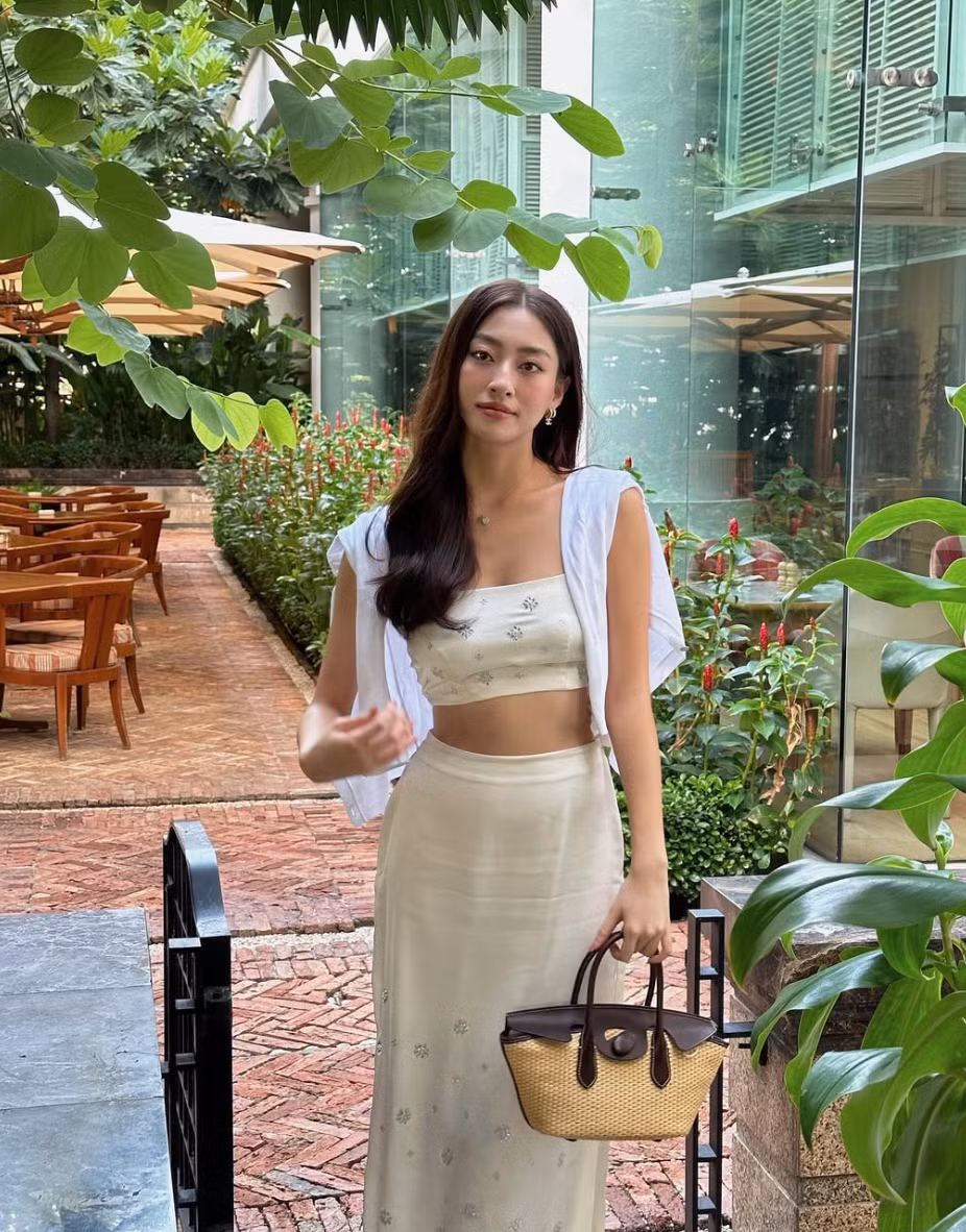 Thời gian đầu bước chân vào làng giải trí, Hoa hậu Lương Thuỳ Linh thường xuyên lựa chọn những bộ cánh gợi cảm, đặc biệt là những chiếc áo ngắn khoe trọn vóc dáng. Ảnh: FB Lương Thuỳ Linh