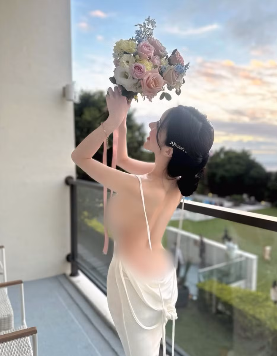 Đặc biệt, Vân Yên thường xuyên lăng xê mốt không nội y, khoe vòng 1 đầy đặn một cách tự nhiên và quyến rũ.
