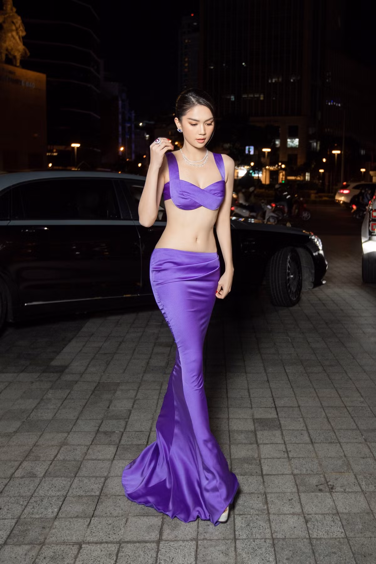 Áo ngắn hết cỡ che vòng một hững hờ vốn là kiểu trang phục yêu thích của Ngọc Trinh. Ảnh: FB NGỌC TRINH