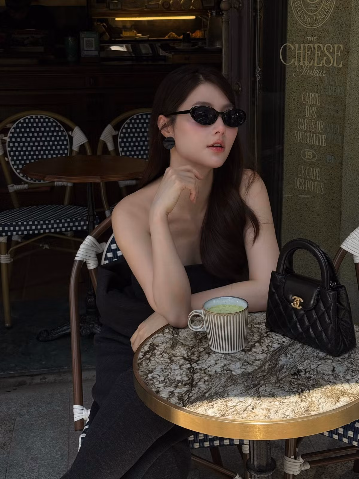  Tin tức sao Việt 24/4: Diễm My 9x sang chảnh ngồi cà phê. Sau sinh, cô được khen ngày càng nhuận sắc. Ảnh: FB Vu Pham Diem My