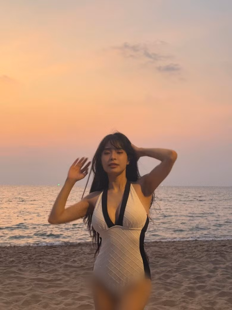 Kiều Anh tự tin khoe dáng vóc nuột nà trong các thiết kế bikini liền thân. Ảnh: IG kieuanhmuzik