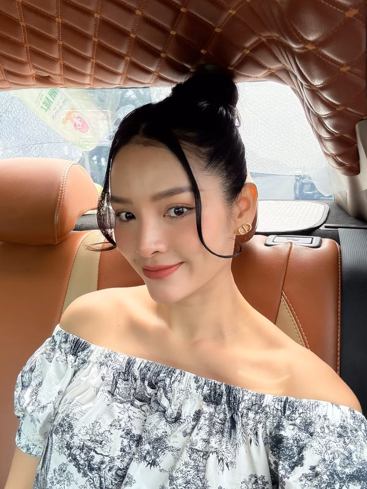 Vòng eo thon gọn, đường cong gợi cảm cùng thần thái rạng rỡ của "mẹ 3 con" khiến dân mạng không khỏi trầm trồ. Ảnh: FB Phương Trinh Jolie