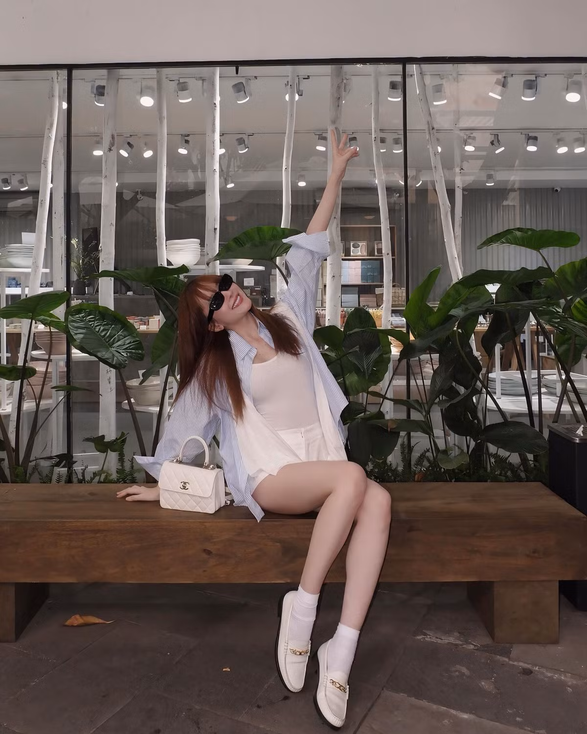 Bên cạnh đó, công thức phối đồ crop-top cùng quần hoặc chân váy cạp cao cũng được Thiều Bảo Trâm áp dụng một cách linh hoạt. Ảnh: FB Thiều Bảo Trâm