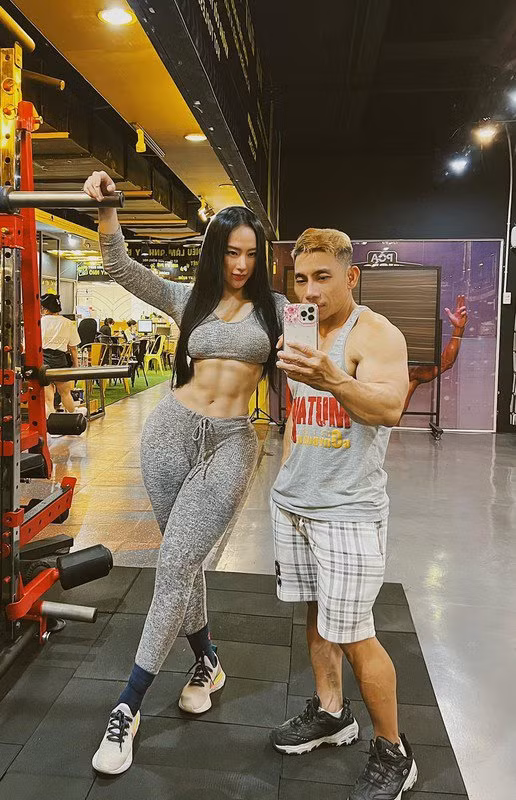 Vài năm nay, cô gắn bó với bộ môn thể hình và tập luyện đều đặn với mục đích tăng cơ, vòng 2 hiện rõ 6 múi, mông nở, cơ lưng săn chắc. Ảnh: FB Angela Phương Trinh