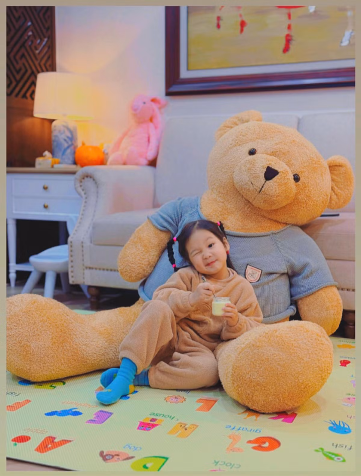 Bảo Thanh khoe con gái giống mẹ như đúc. Ảnh: FB Bảo Thanh