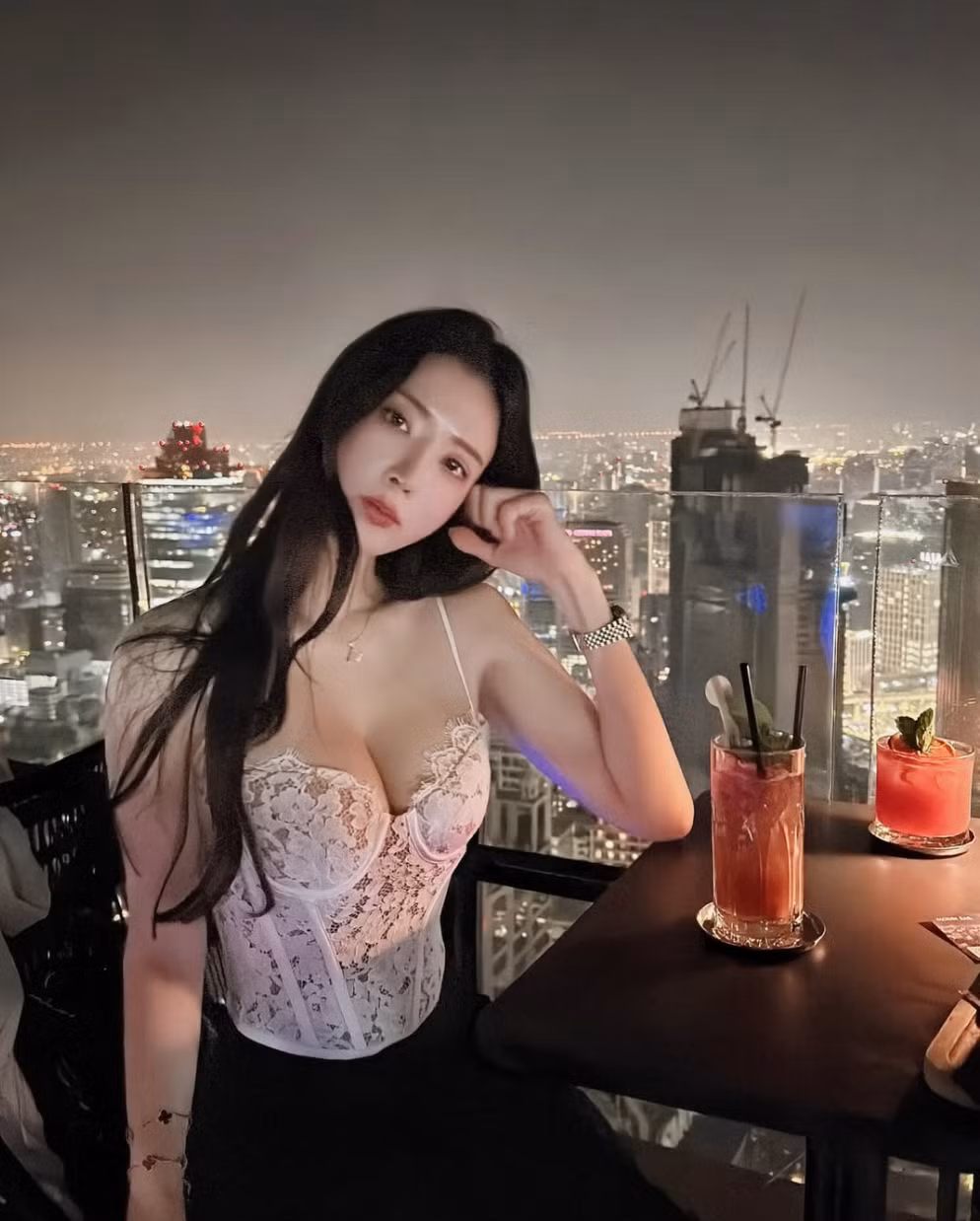 Sở hữu gương mặt thanh tú, đôi mắt cuốn hút và nụ cười rạng rỡ, Yoo Jin dễ dàng chinh phục trái tim của đông đảo người hâm mộ.