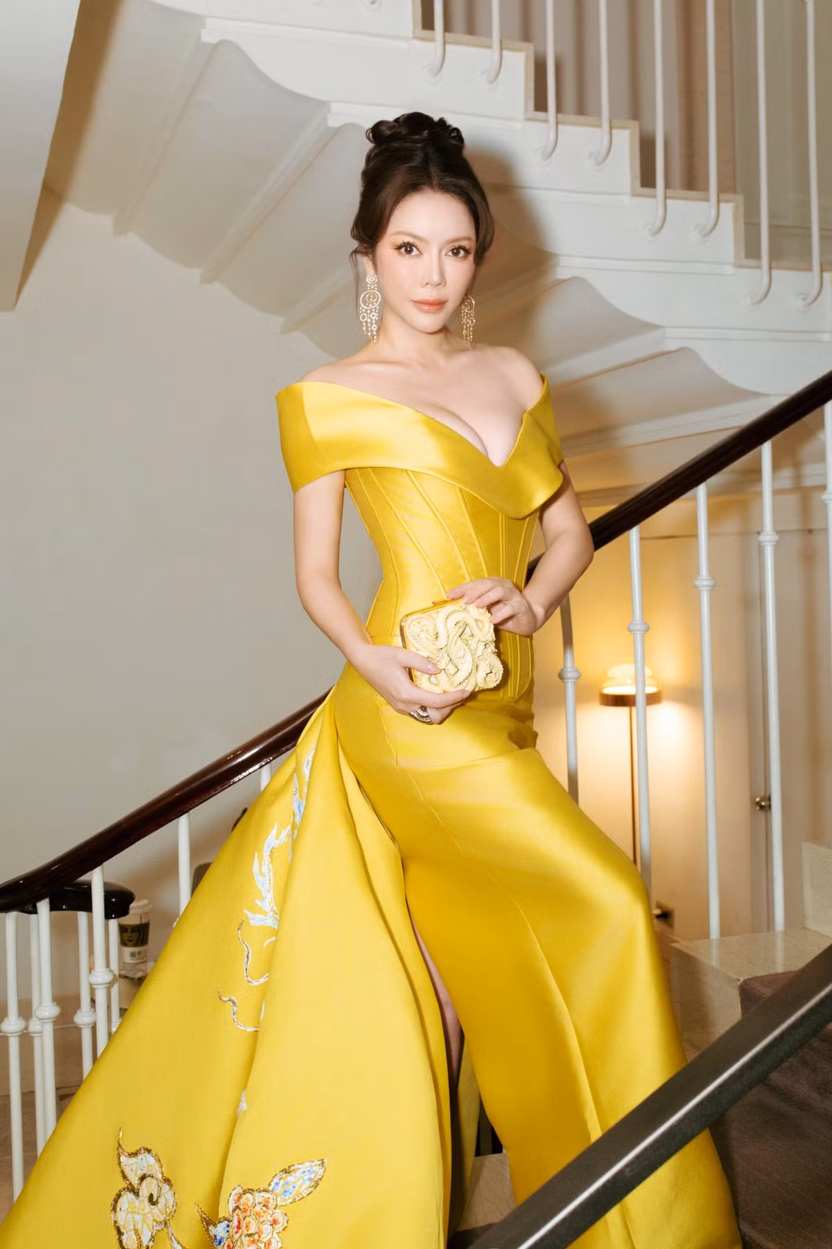 Không chỉ vậy, thần thái tự tin và rạng rỡ của Lý Nhã Kỳ càng làm tăng thêm sức hút cho vẻ ngoài của cô.