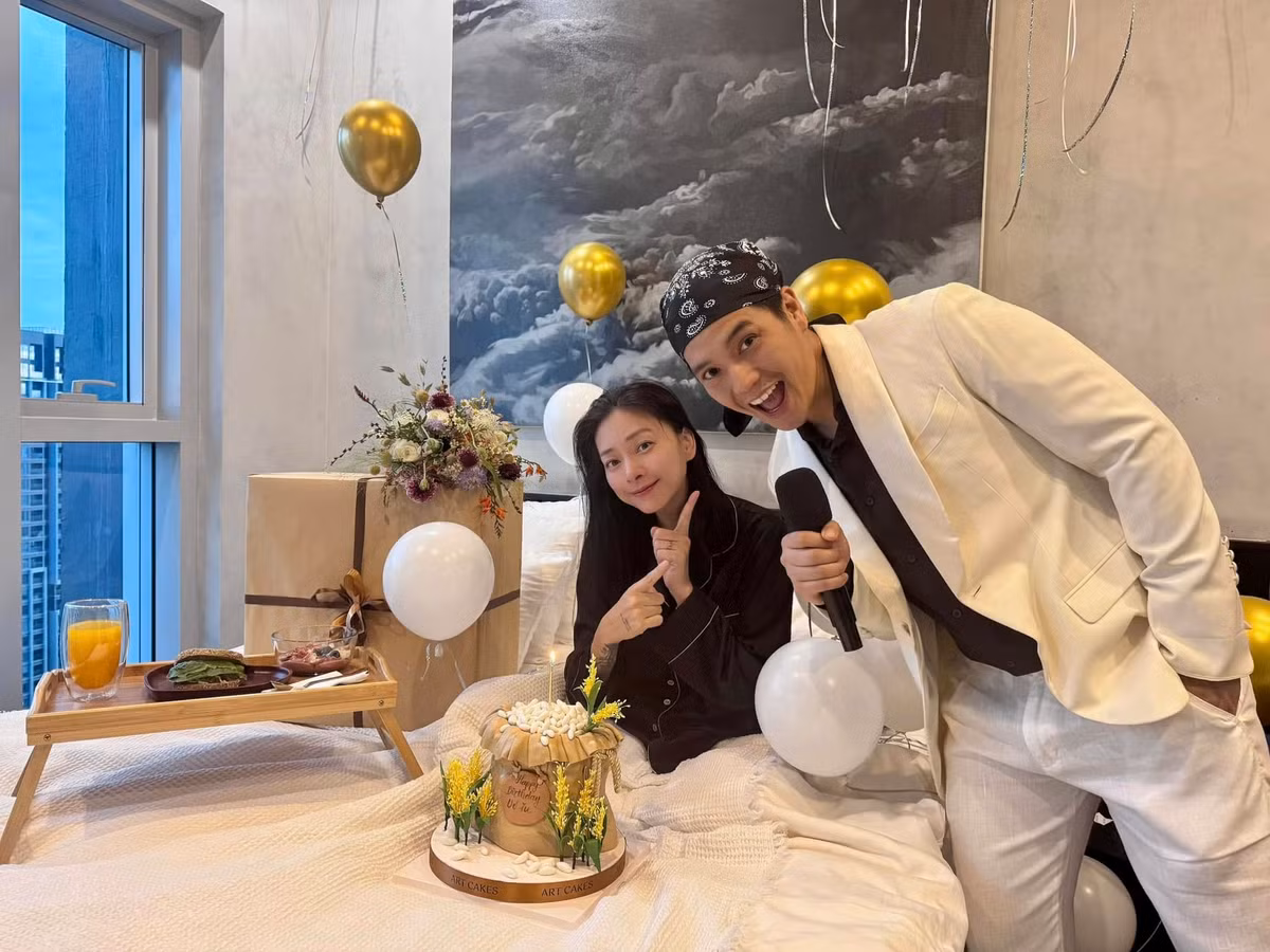 Ngô Thanh Vân không giấu được niềm hạnh phúc khi chia sẻ khoảnh khắc được chồng trẻ tổ chức tiệc sinh nhật bất ngờ tại nhà. Ảnh: FB Ngo Thanh Van