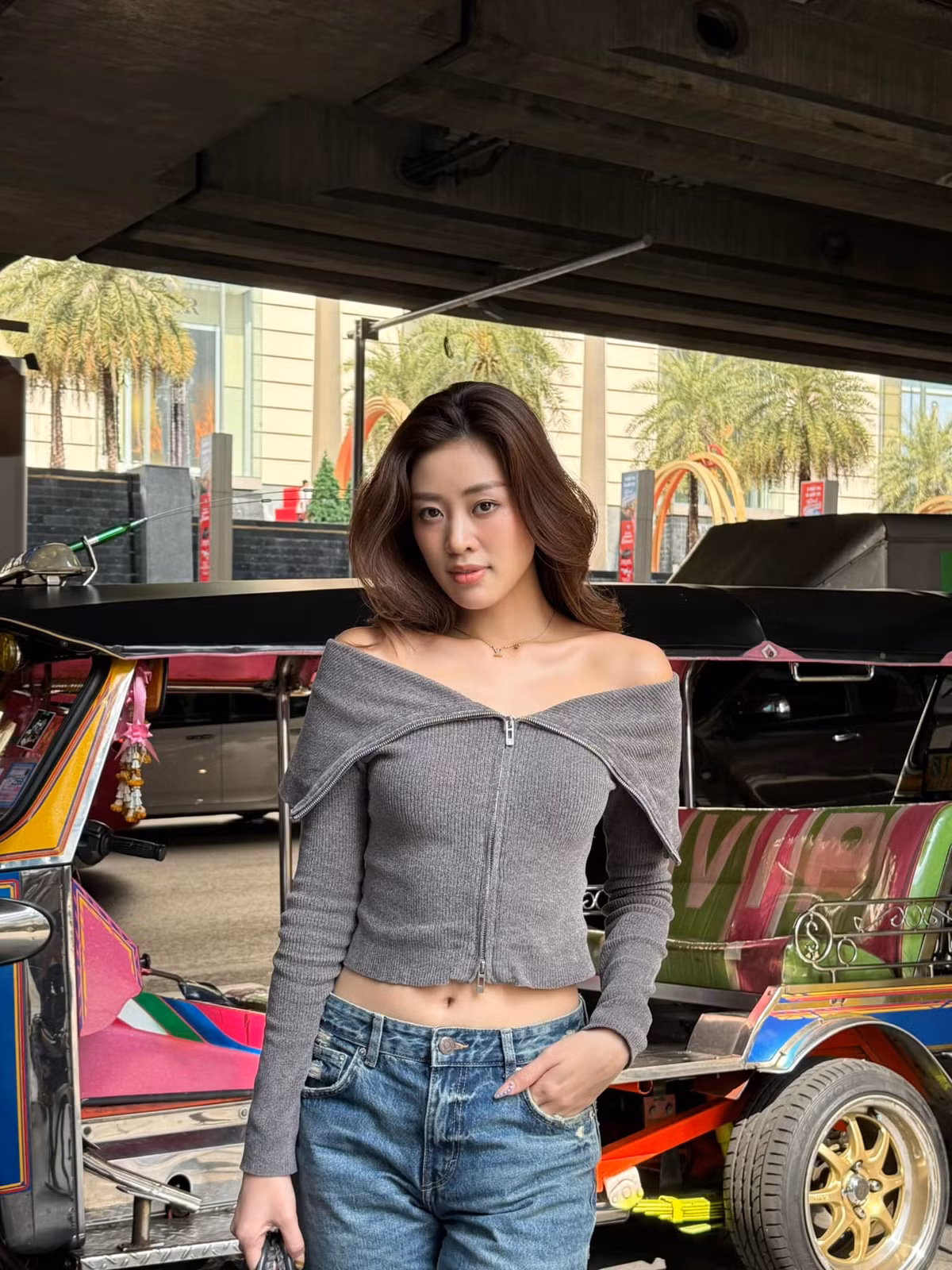 Hoa hậu Khánh Vân thả dáng ở Bangkok, Thái Lan. Ảnh: FB Nguyễn Trần Khánh Vân