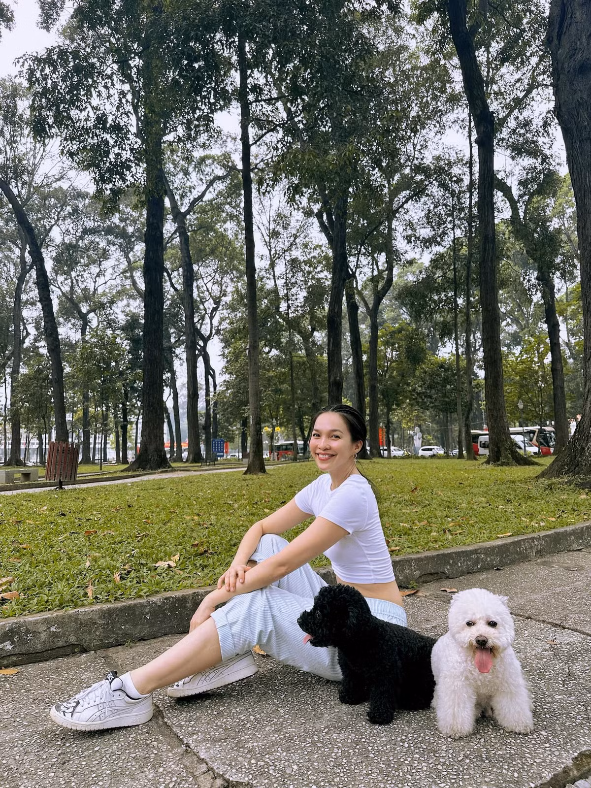 Hiền Thục đưa hai chú cún cưng đi dạo công viên. Ảnh: FB Hien Thuc