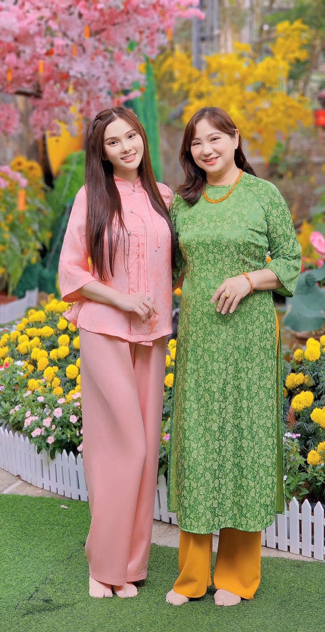 Ca sĩ Thu Thuỷ cùng mẹ diện áo dài đi lễ chùa. Ảnh: FB Nguyễn Thu Thuỷ