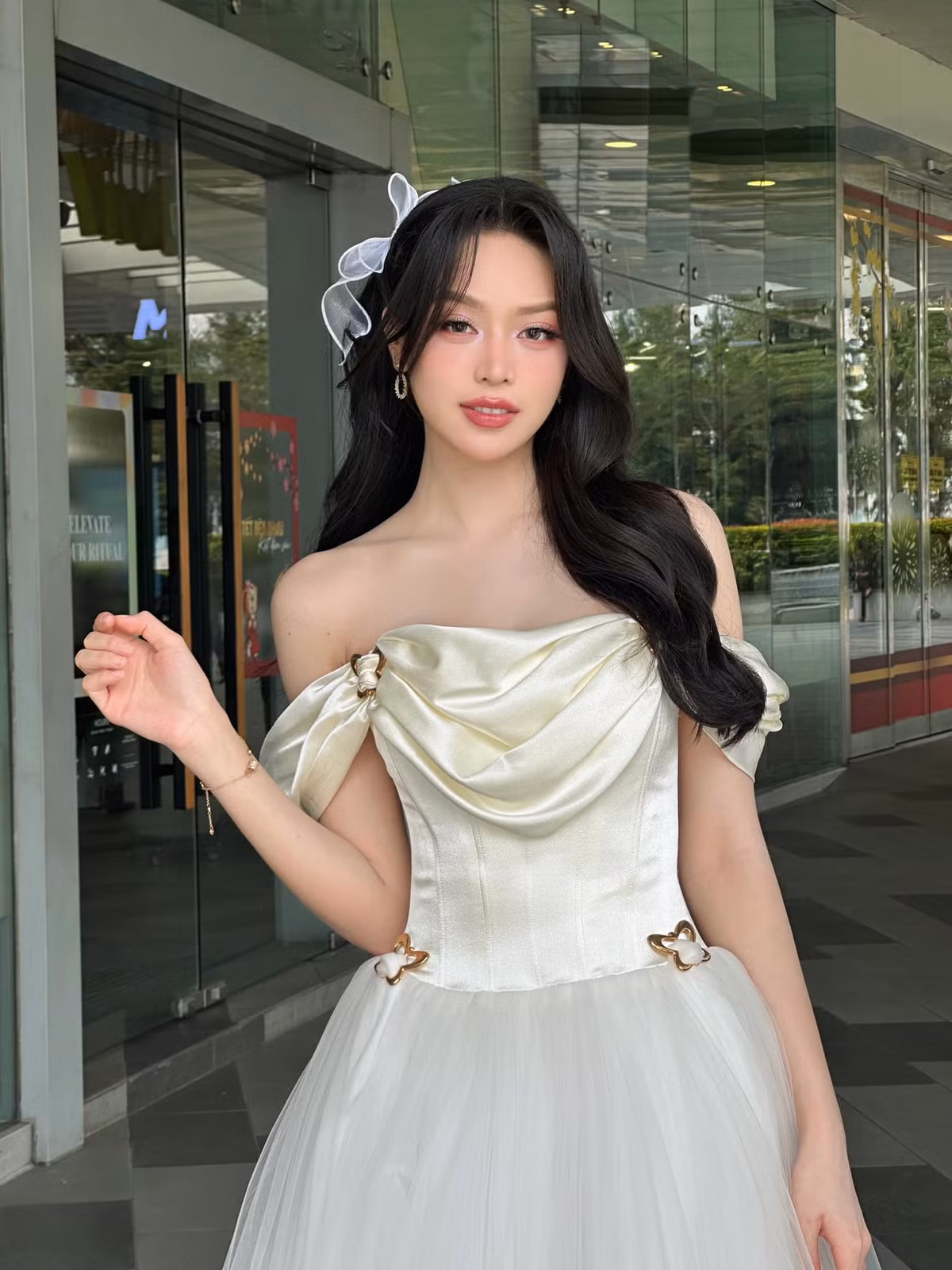 Hoa hậu Thanh Thuỷ mặc váy trễ vai, được khen xinh như công chúa khi đi cà phê, dạo phố. Ảnh: FB Huỳnh Thị Thanh Thủy