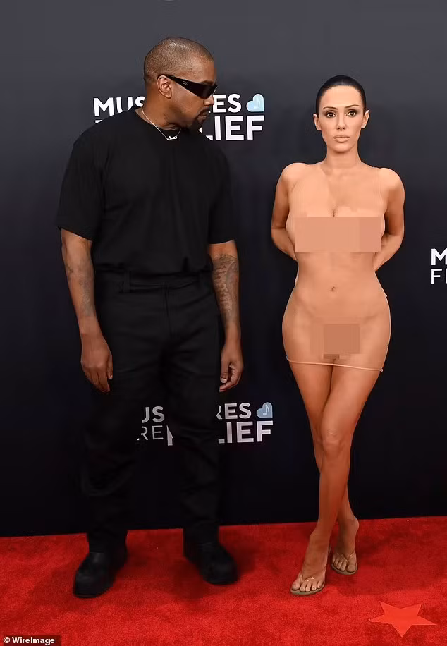 Trong khi đó Kanye West không rời mắt khỏi vợ khi cả hai nắm tay nhau trên thảm đỏ. (Ảnh: WireImage)