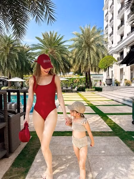  Hồ Ngọc Hà khoe dáng đẹp mê đắm trong bộ áo tắm màu đỏ khi cùng chồng con đi nghỉ dưỡng tại một khu resort. (Ảnh: FB Hồ Ngọc Hà)