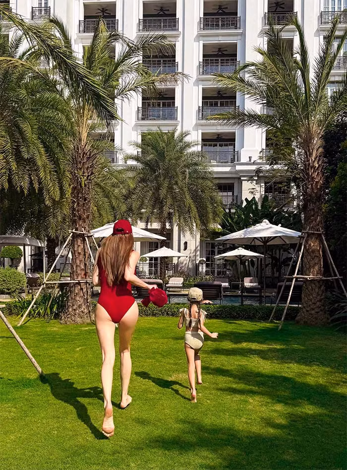 Bước vào ngưỡng 40 nhưng nhan sắc và vóc dáng của nữ ca sĩ không hề thua kém gì lúc cô còn thanh niên. (Ảnh: FB Hồ Ngọc Hà)