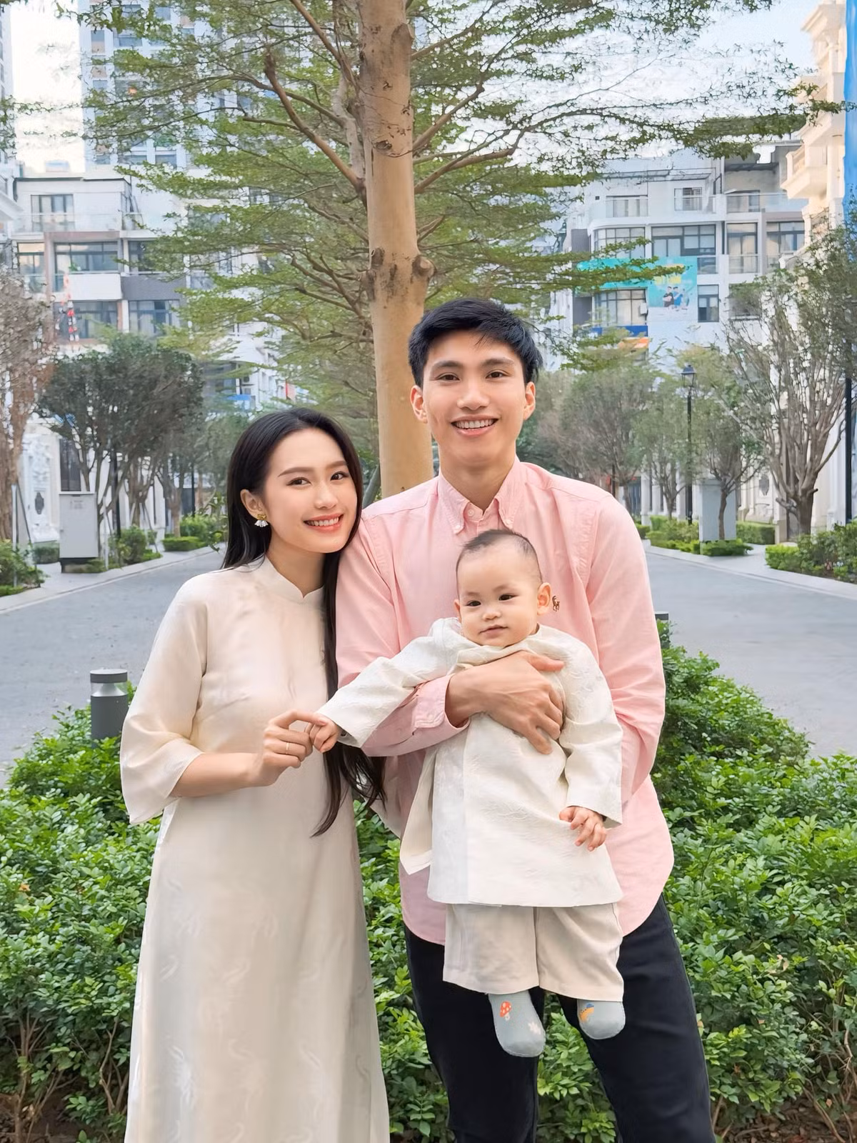 Hiện tại, cô nàng đang có cuộc sống hạnh phúc bên cạnh ông xã là cầu thủ Đoàn Văn Hậu và con trai đầu lòng. Ảnh: FB Doan Hai My