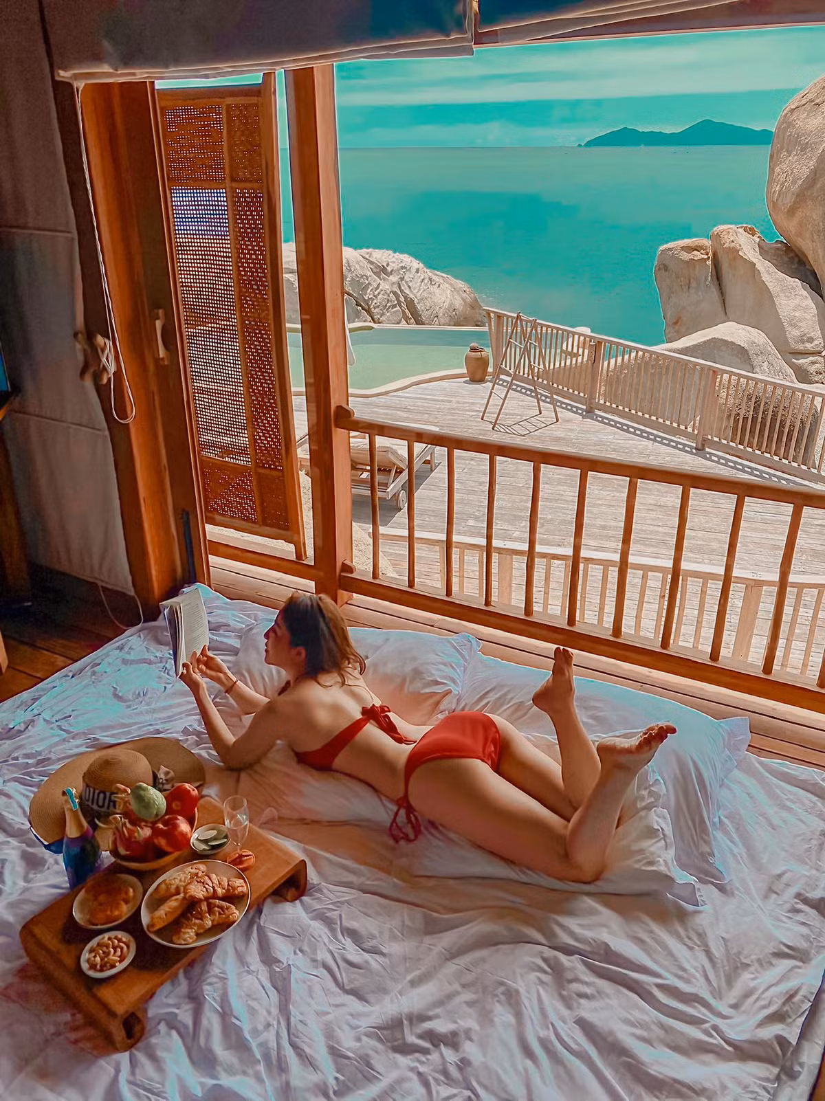 Nữ diễn viên còn diện bikini hai mảnh, tạo dáng trên giường ngủ. Ảnh: FB Phạm Quỳnh Nga