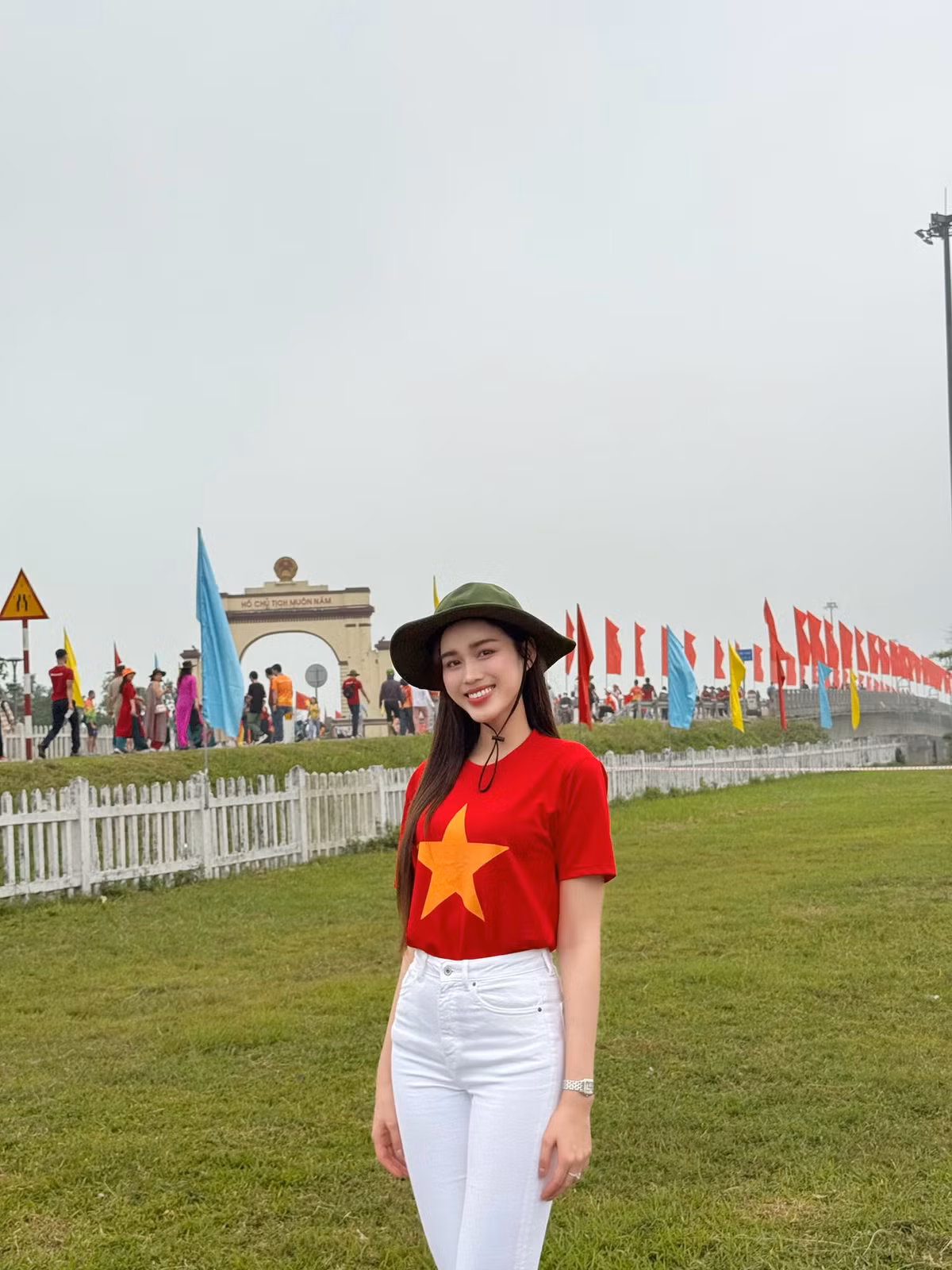 Hoa hậu Đỗ Thị Hà rạng rỡ xinh đẹp khi diện áo cờ đỏ sao vàng. Ảnh: FB Đỗ Thị Hà