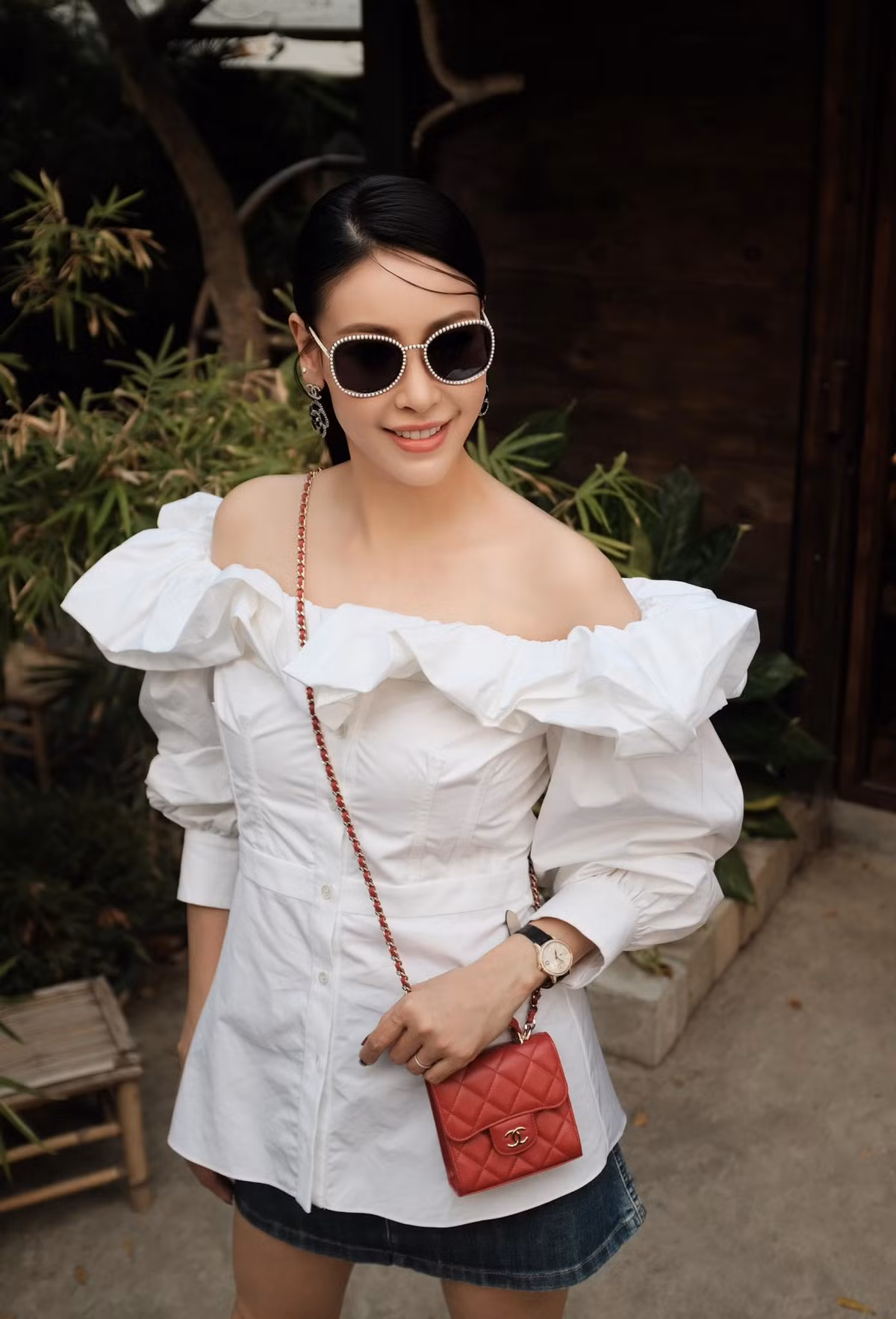 Hà Kiều Anh mặc áo trễ vai, khoe bờ vai thon gầy xuống phố. Ảnh: FB Ha Kieu Anh