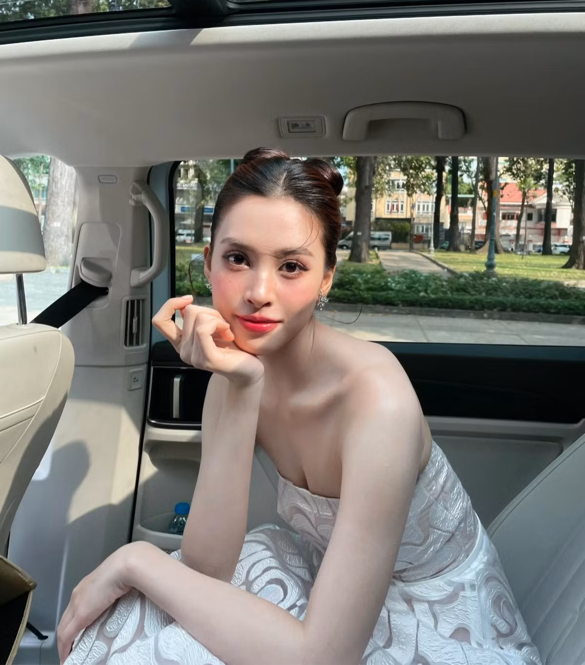 Hoa hậu Tiểu Vy tranh thủ tạo dáng trong lúc xe ô tô chờ đèn đỏ. Ảnh: FB Trần Tiểu Vy