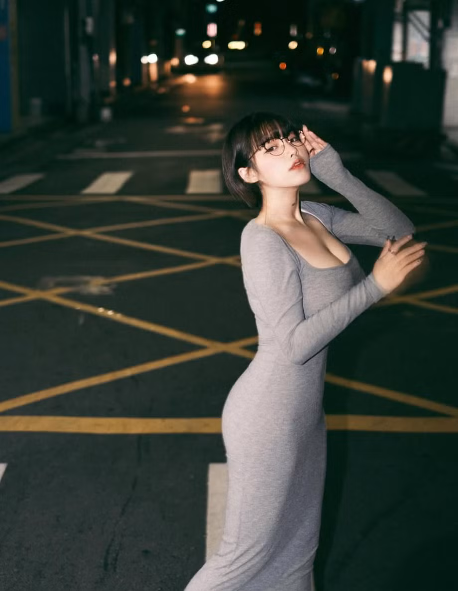 Cô nàng có vòng một "khủng", eo con kiến cùng vòng ba nảy nở.