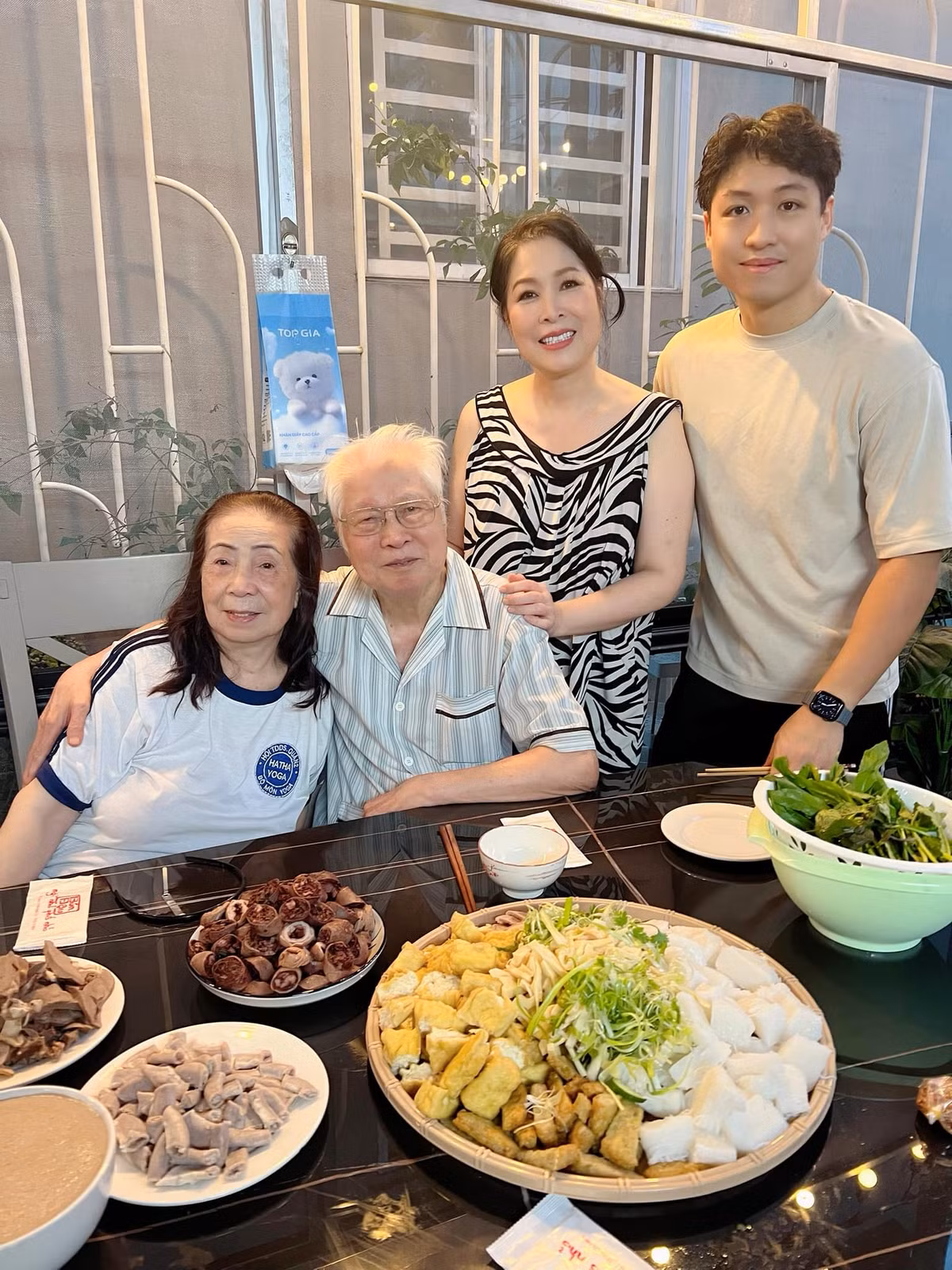 NSND Hồng Vân khoe ảnh rạng rỡ bên bố mẹ và con trai. Ảnh: FB Hồng Vân