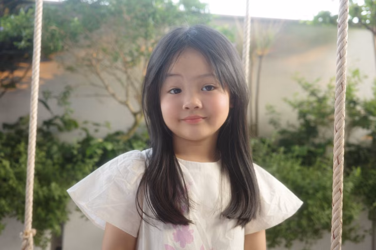 Trong bộ ảnh mới nhất, Suchin khiến nhiều người ngỡ ngàng trước sự thay đổi ở mái tóc. Thay vì những kiểu tóc thường thấy, cô bé được mẹ tạo cho mái tóc dài đen nhánh, suôn mượt, kết hợp cùng mái thưa "chuẩn Hàn". Ảnh: FB Đàm Thu Trang