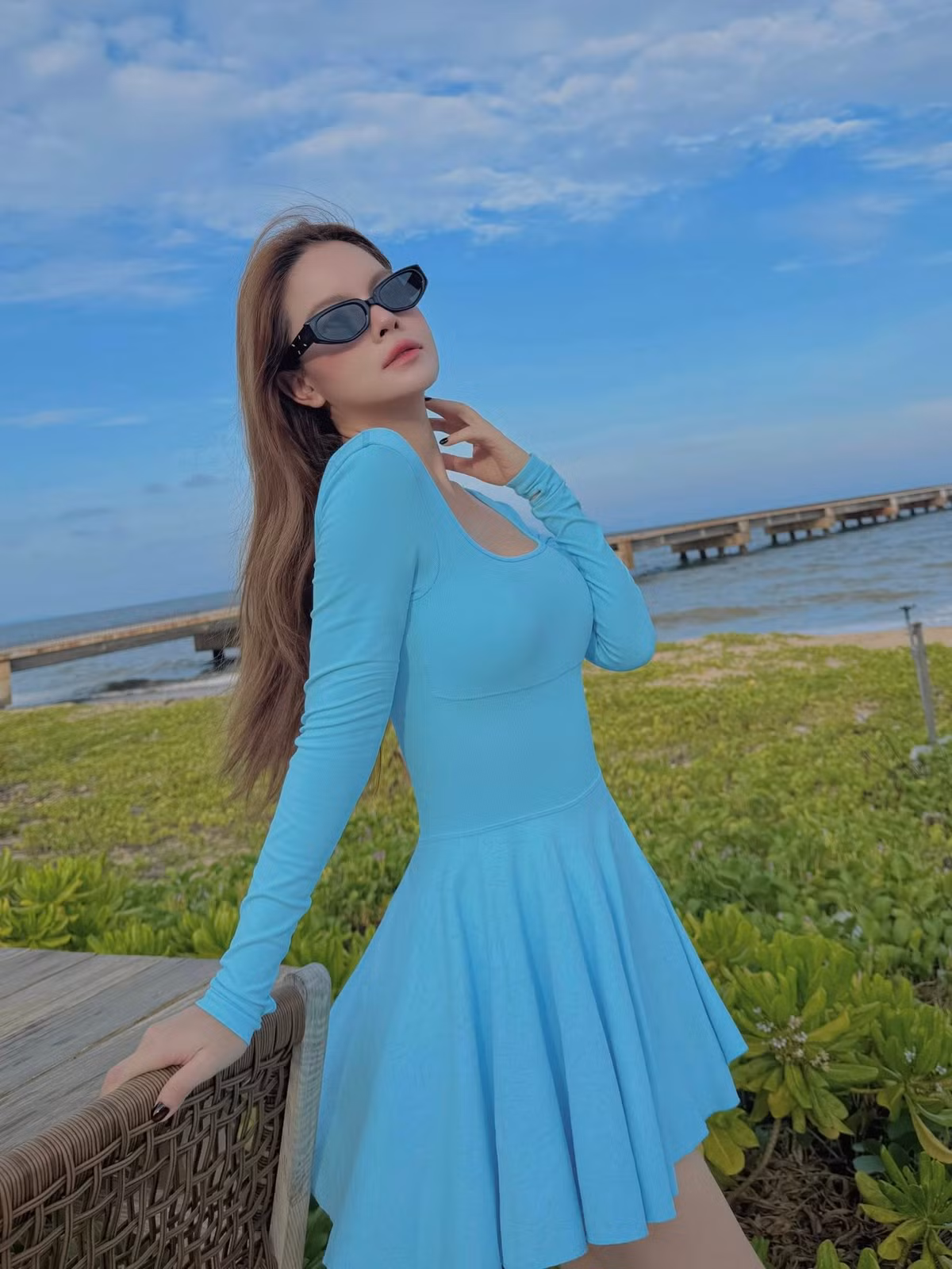 Ca sĩ Phạm Quỳnh Anh tranh thủ hưởng khí trời ở biển. Ảnh: FB Phạm Quỳnh Anh