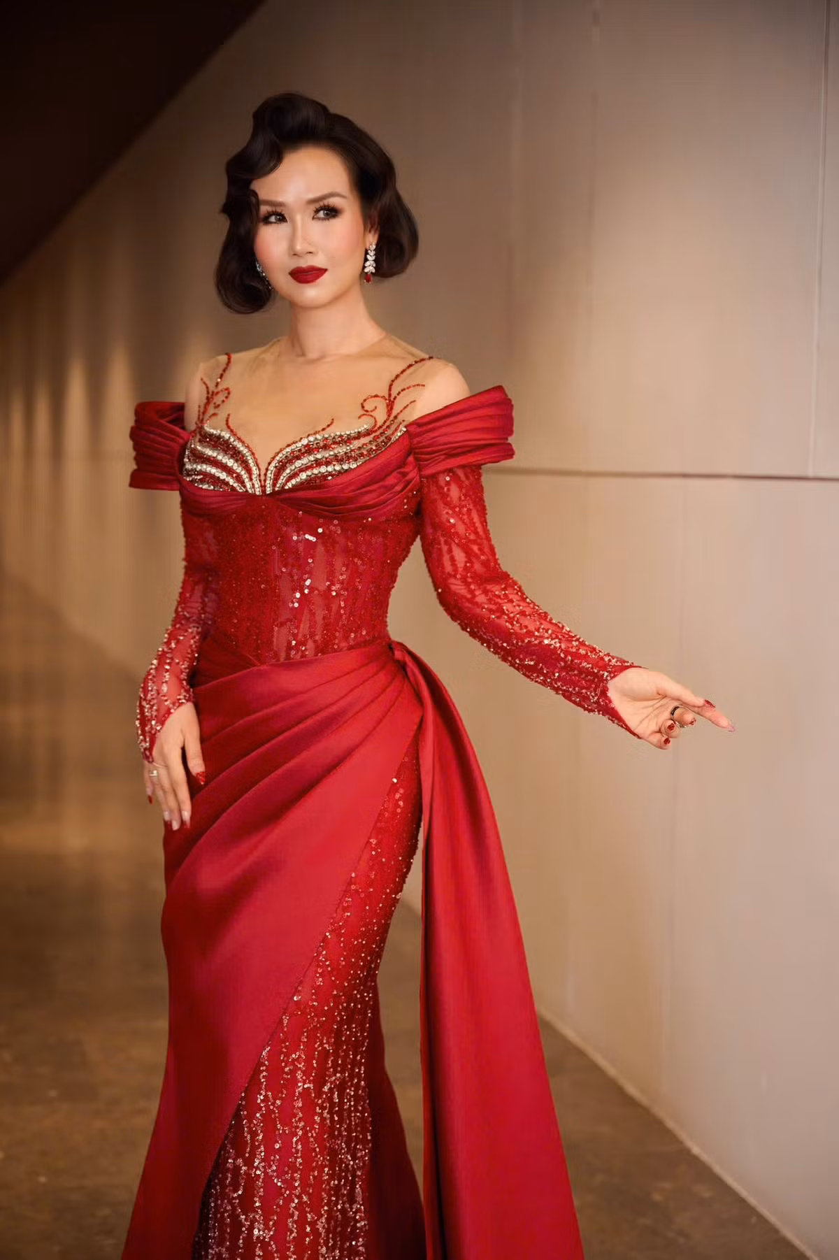 Ca sĩ Võ Hạ Trâm diện váy dạ hội màu đỏ, có thiết kế trễ vai đi sự kiện. Ảnh: FB Võ Hạ Trâm