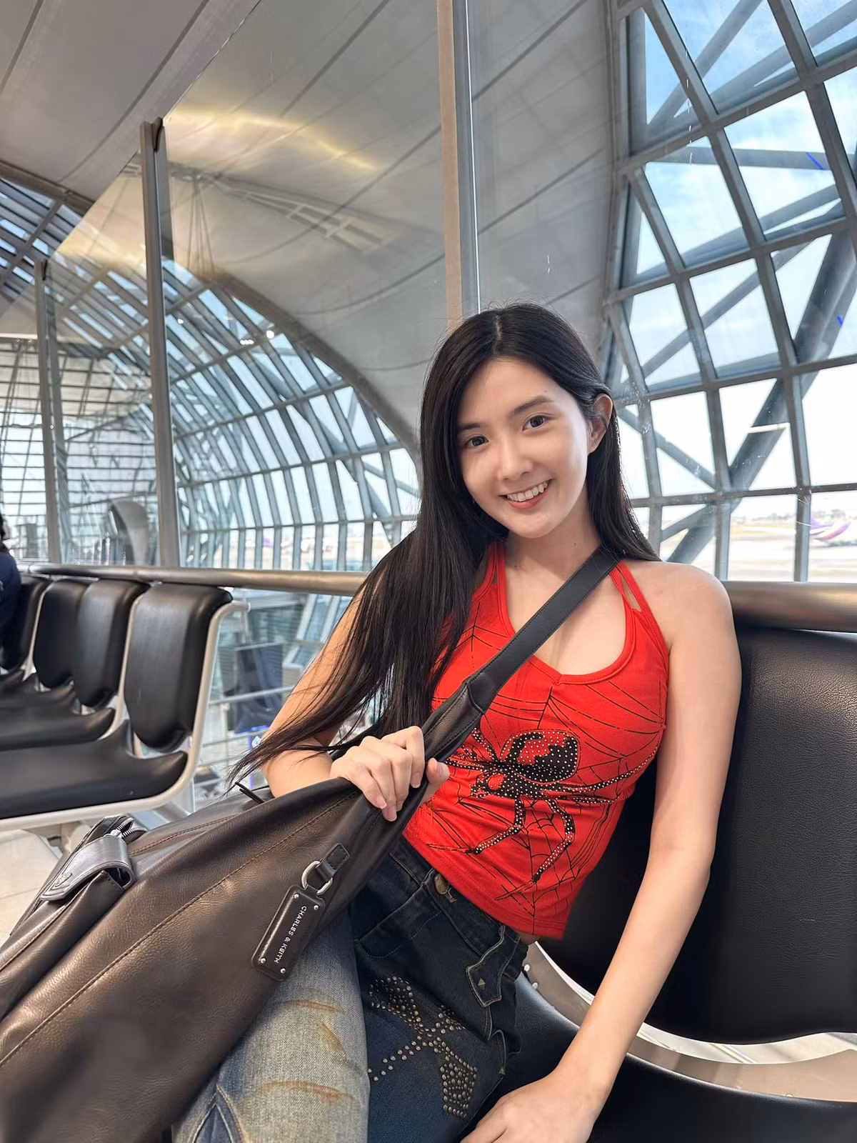 Với vóc dáng gợi cảm, nóng bỏng nhưng gương mặt lại mang vẻ hồn nhiên, ngây thơ, "kẹo ngọt", cùng gu thời trang đa dạng, hiện đại, người đẹp sinh năm 1995 dễ dàng thu hút người đối diện.