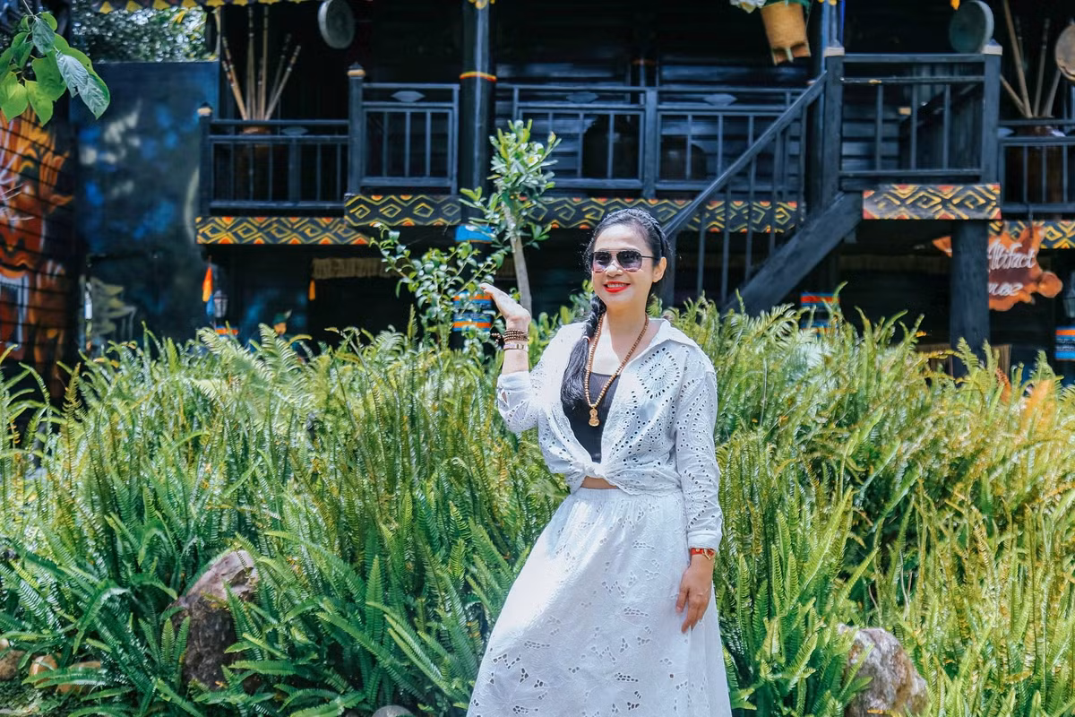 Diễn viên phim "Người đẹp Tây Đô" có cuộc sống hạnh phúc bên con trai. Ảnh: FB Trần Việt Trinh