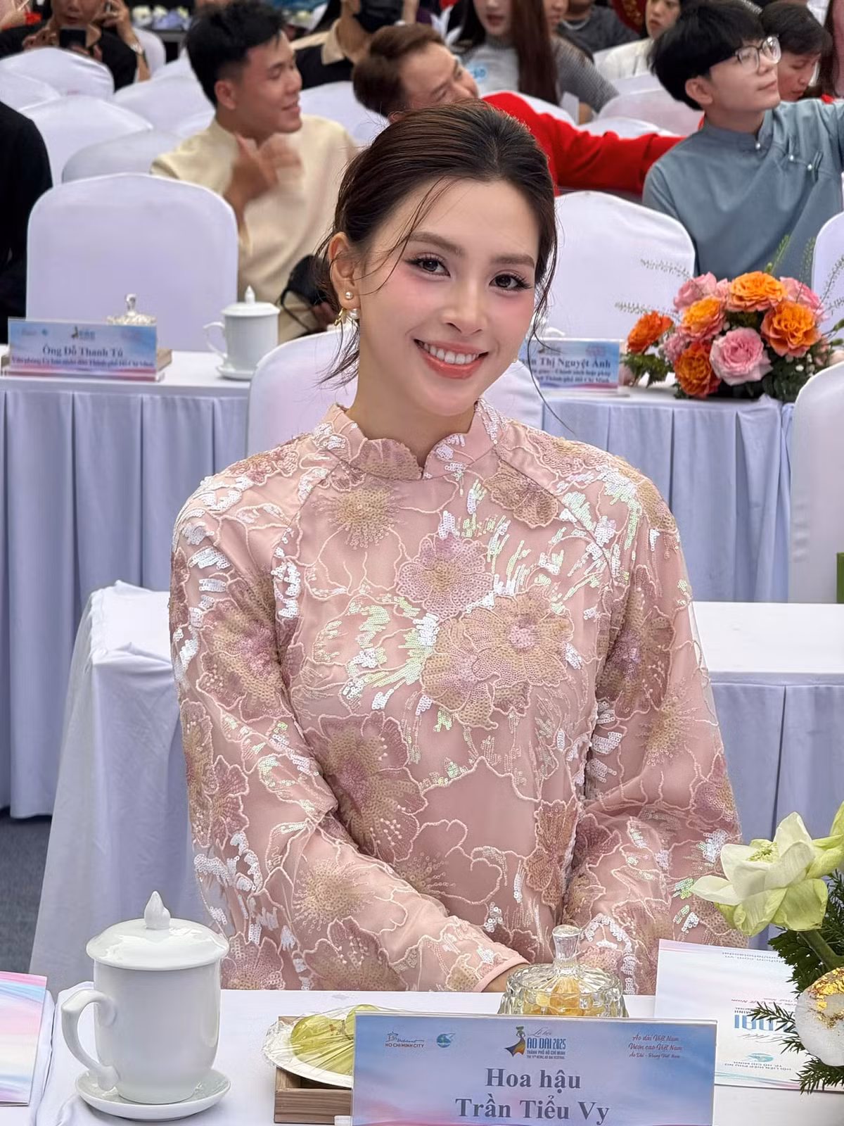 Hoa hậu Tiểu Vy làm BGK Vòng Chung kết Cuộc thi Duyên dáng Áo dài Thành phố Hồ Chí Minh lần thứ 11 năm 2025. Ảnh: FB Trần Tiểu Vy