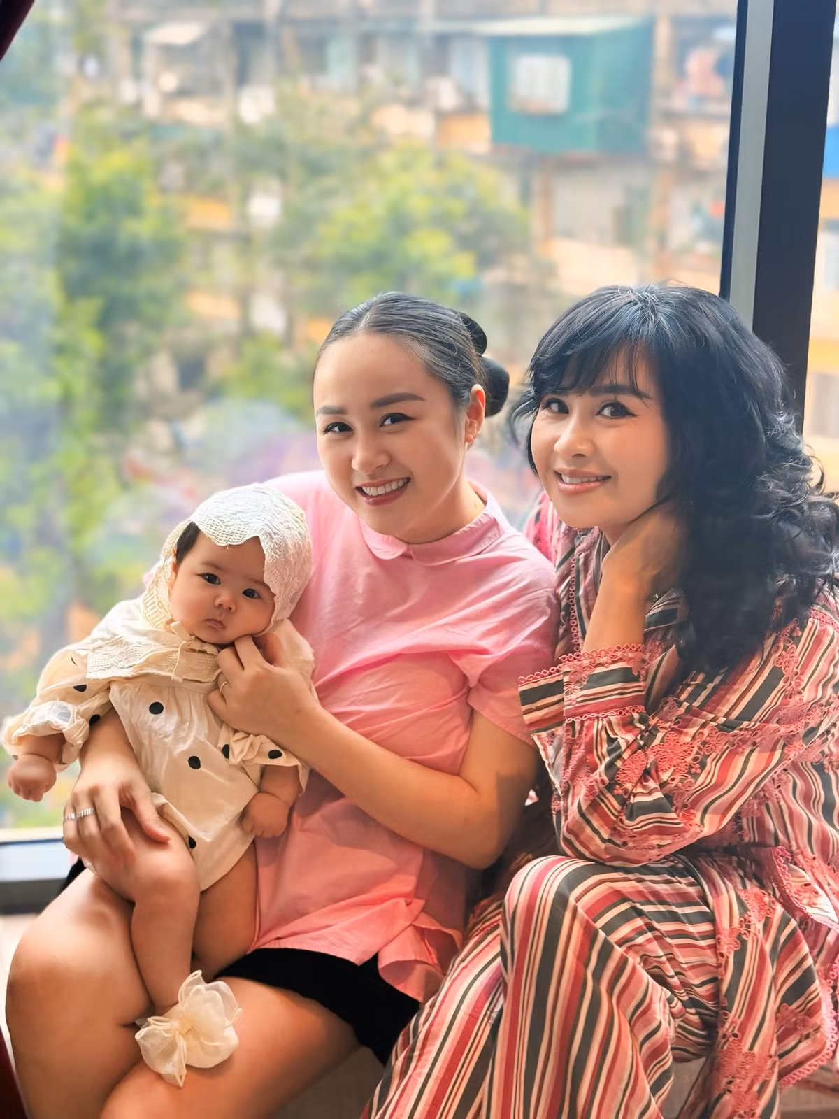 Diva Thanh Lam khoe ảnh con gái và cháu. Ảnh: FB Doan Thanh Lam