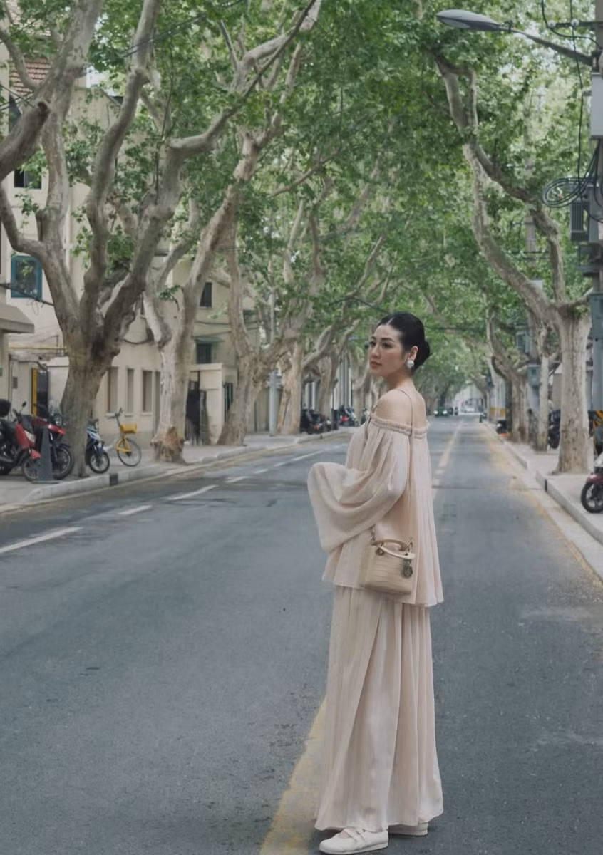 Ngoài ra, Dương Tú Anh còn đem theo túi xách Lady Dior làm từ da cá sấu với giá bán từ 700 triệu đồng đến hơn một tỷ đồng. Ảnh: IG duongtuanhh