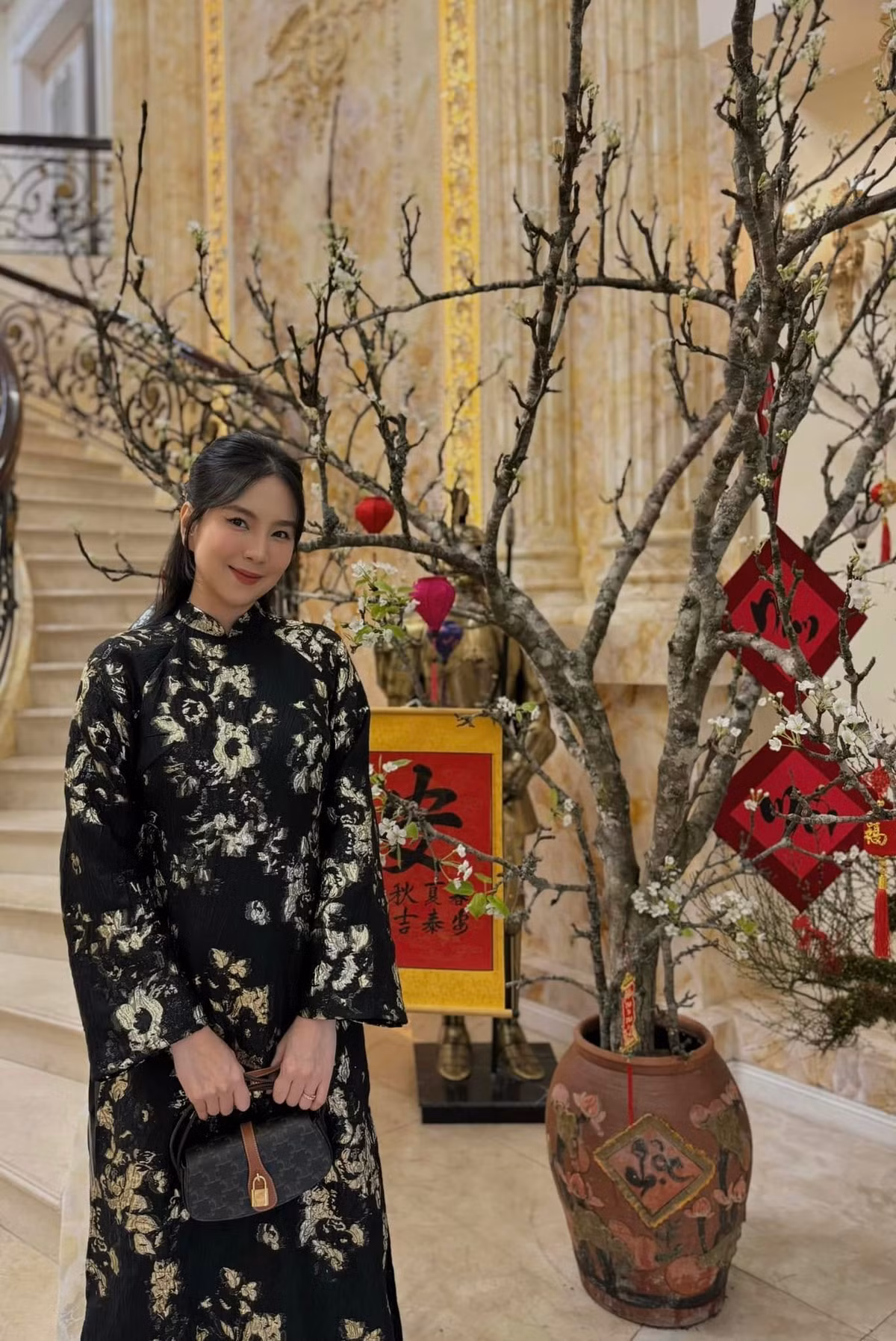 Những bộ trang phục có họa tiết hoa nhí, kẻ sọc dọc hoặc màu sắc trung tính, nhã nhặn như trắng, be, pastel... luôn là lựa chọn hàng đầu của cô. Ảnh: FB Mai Ngọc