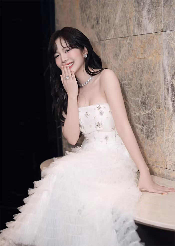 Nguyễn Hoàng Ngọc Huyền cho biết An là vai chính đầu tiên của cô và dù phim được làm từ bản gốc "Lấy danh nghĩa người nhà" và nhân vật do cô thủ vai từng được Đàm Tùng Vận thể hiện thành công, nữ diễn viên không hề áp lực. (Ảnh: FB Nguyễn Hoàng Ngọc Huyền)