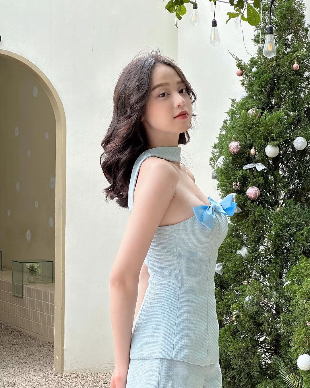Nhiều người hâm mộ đã dành nhiều lời khen ngợi cho phong cách thời trang táo bạo của Thanh Thủy, cho rằng cô nàng ngày càng xinh đẹp và quyến rũ hơn. Ảnh: FB Huỳnh Thị Thanh Thuỷ